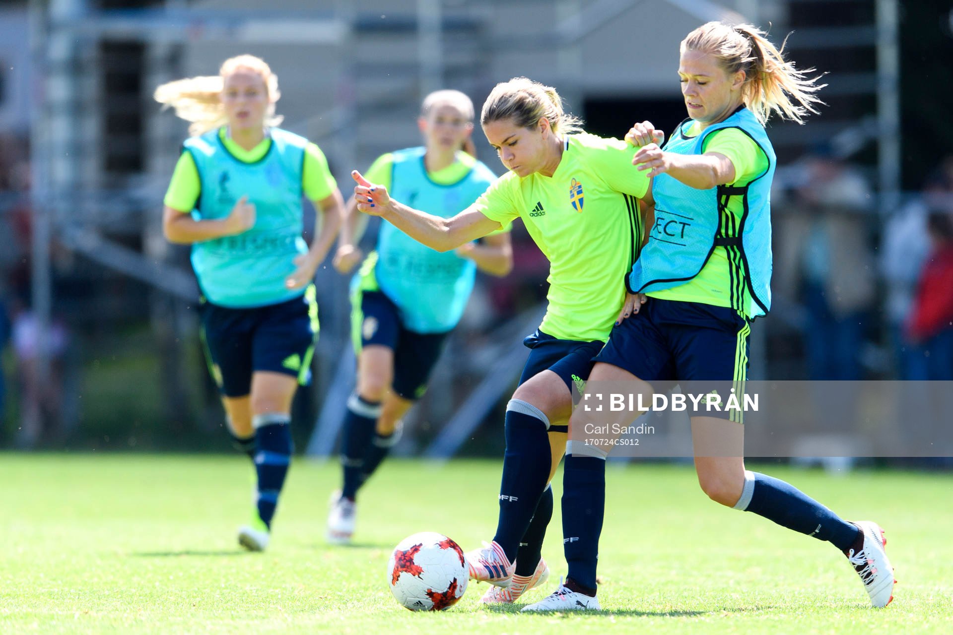 Hanna Folkesson i närkamp med Fridolina Rolfö på en träning med det svenska landslaget under dag 9 av fotbolls-EM den 24 juli 2017 i Arnhem.