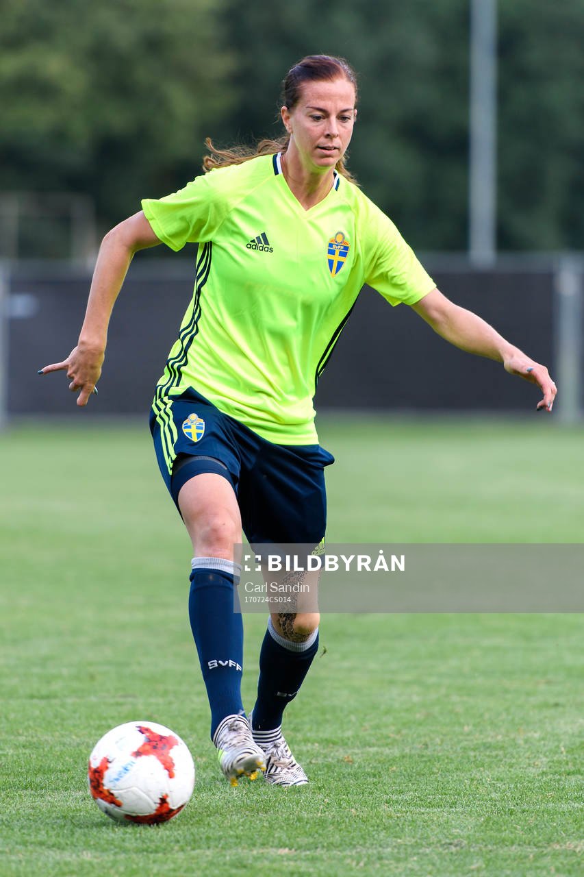 Lotta Schelin på en träning med det svenska landslaget