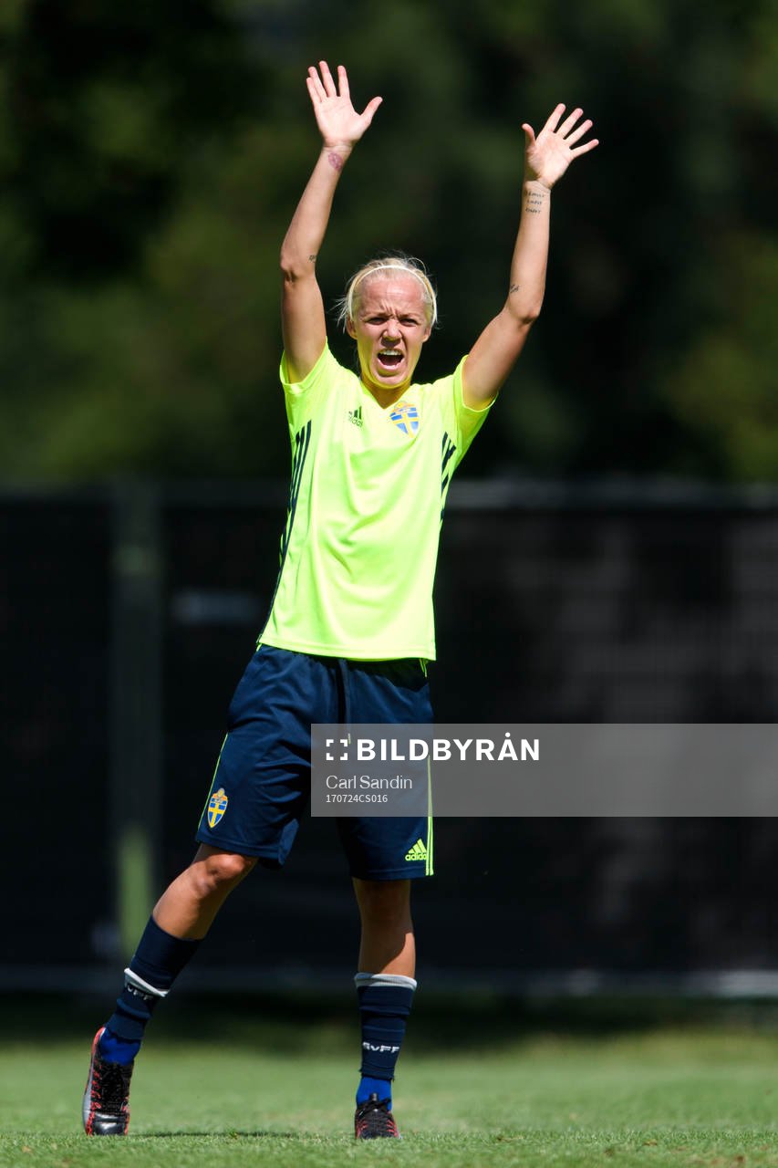 Caroline Seger på en träning med det svenska landslaget