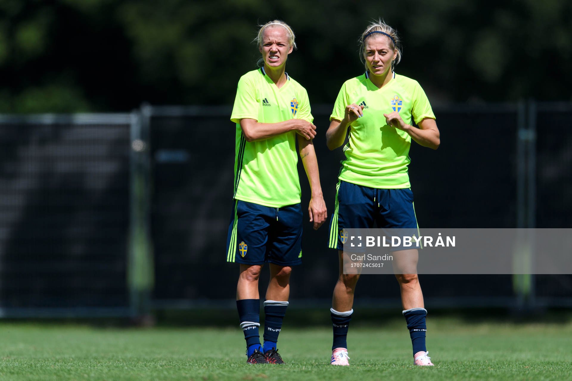 Caroline Seger och Linda Sembrant på en träning med det