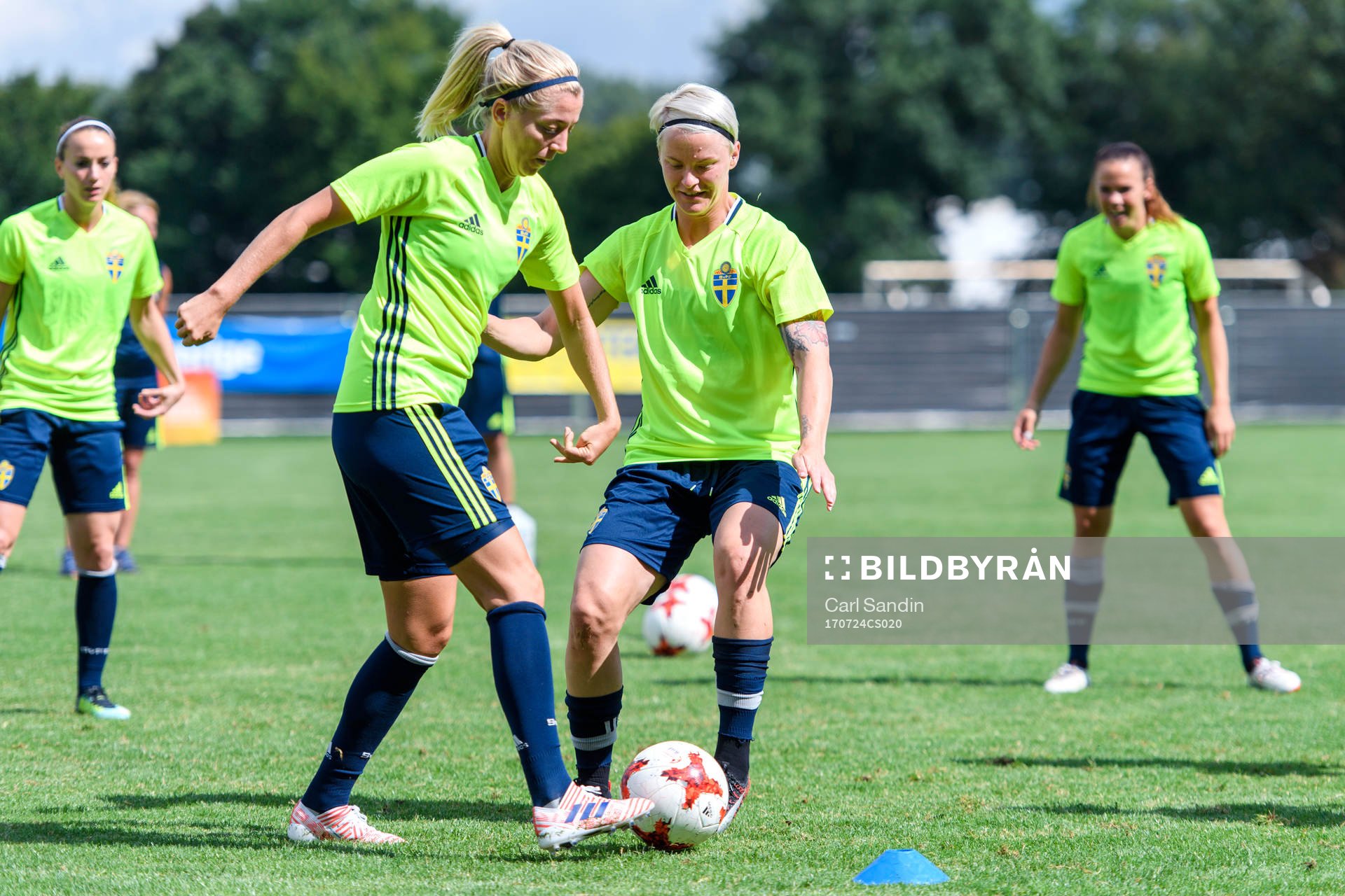 Linda Sembrant och Nilla Fischer på en träning med det
