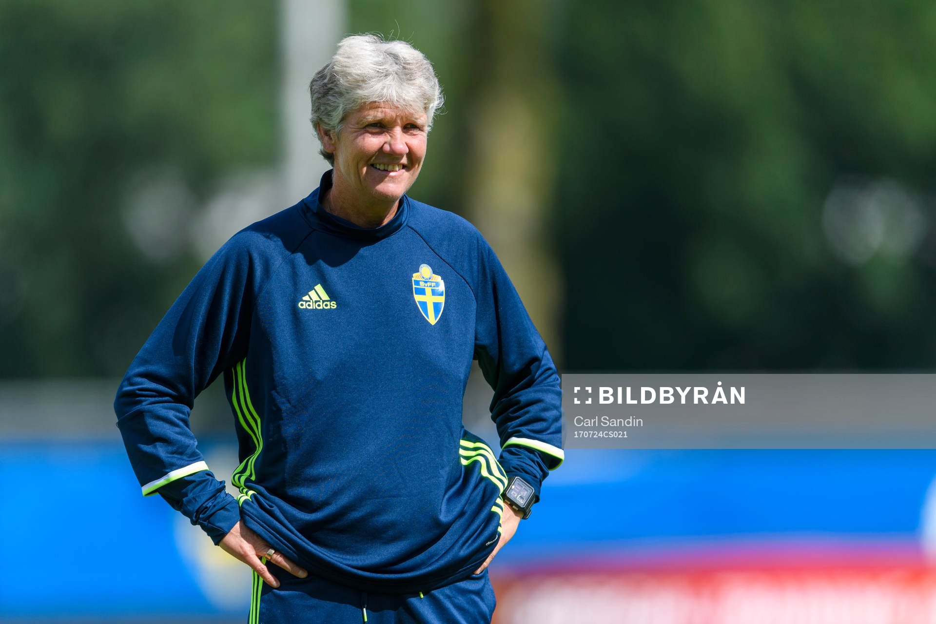 Förbundskapten Pia Sundhage på en träning med det