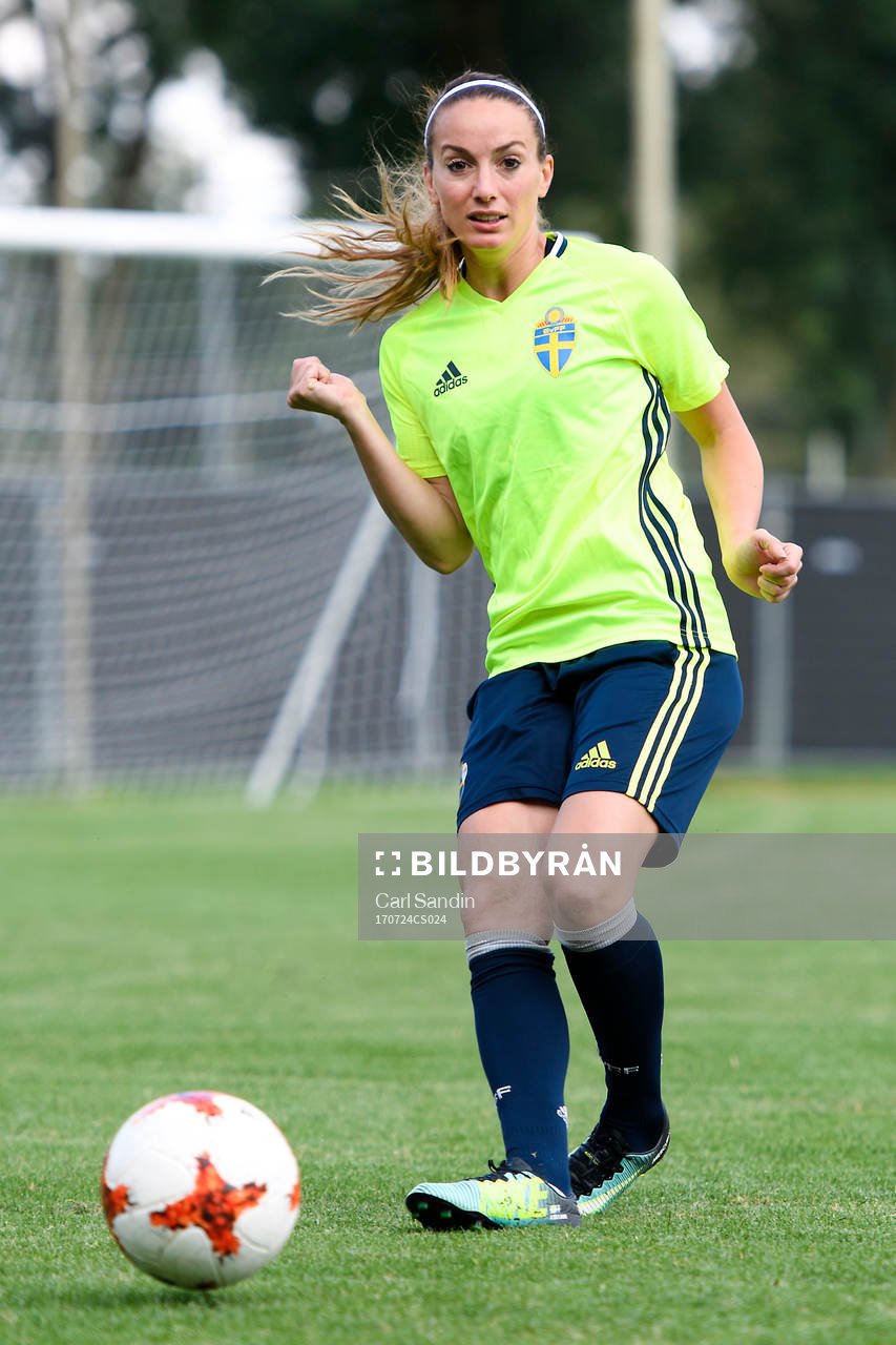 Kosovare Asllani på en träning med det svenska landslaget