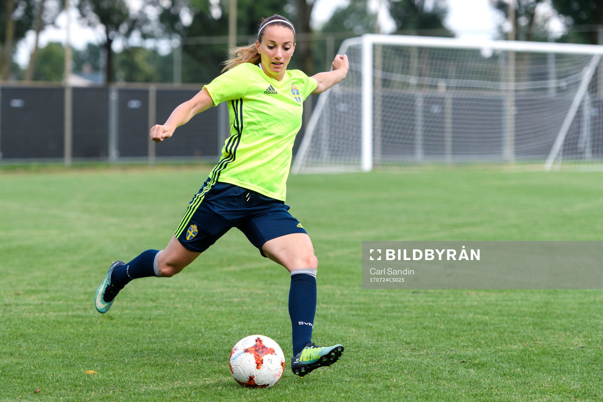 Kosovare Asllani på en träning med det svenska landslaget