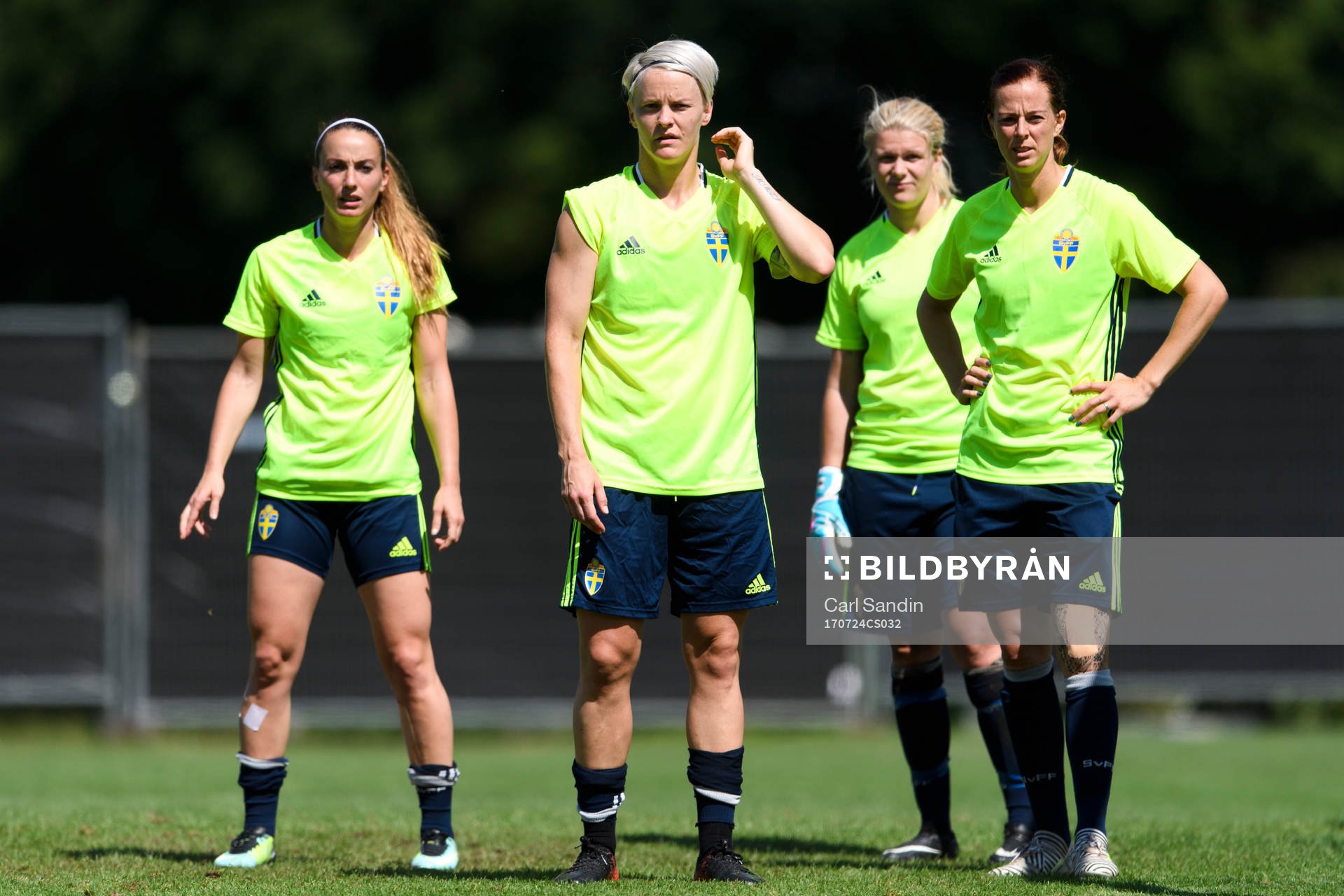 Kosovare Asllani, Nilla Fischer, målvakt Emelie Lundberg och Lotta Schelin på en träning med det svenska landslaget under dag 9 av fotbolls-EM den 24 juli 2017 i Arnhem.