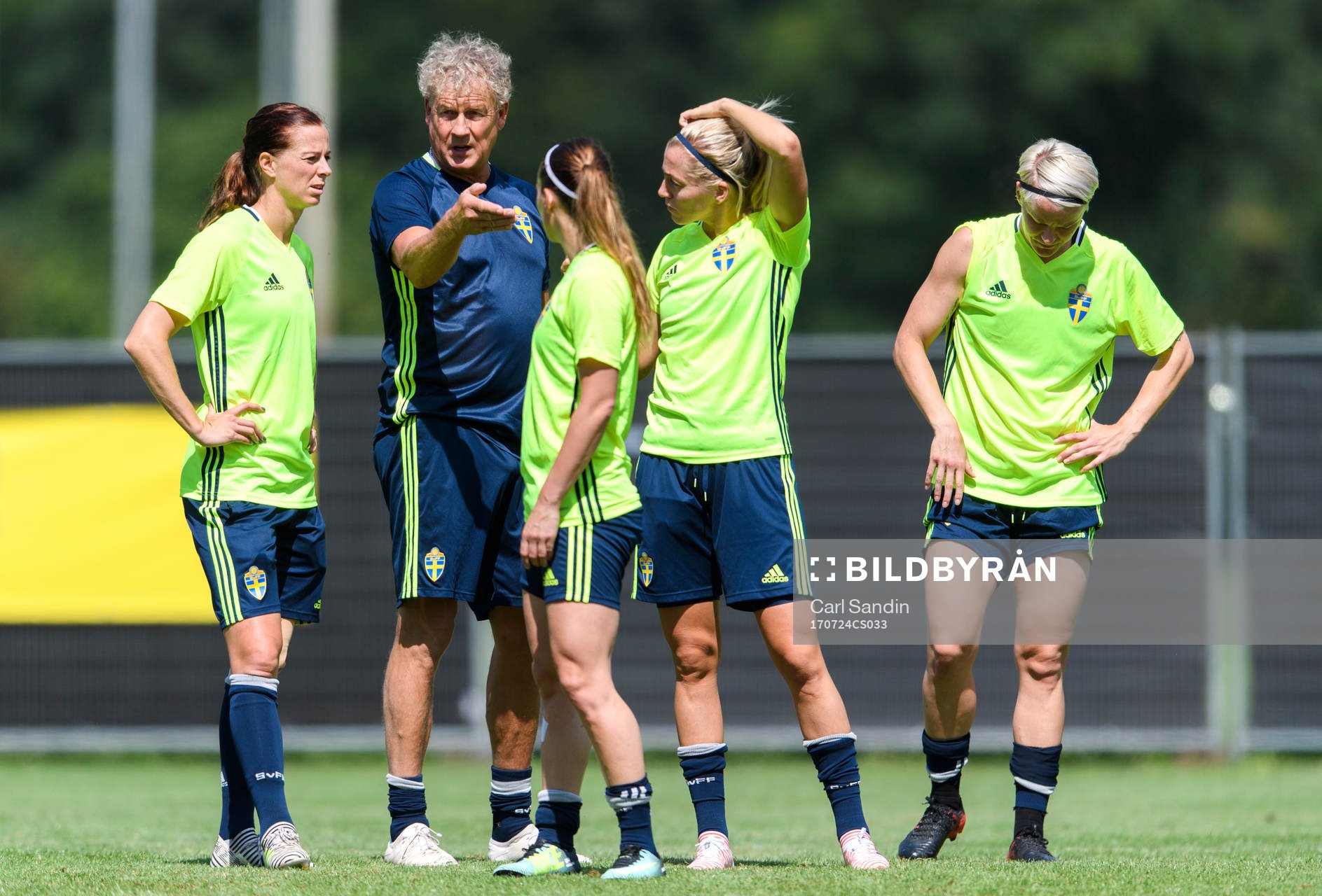 Lotta Schelin, målvaktstränare Mikael Olsson, Kosovare Asllani, Linda Sembrant och Nilla Fischer på en träning med det svenska landslaget under dag 9 av fotbolls-EM den 24 juli 2017 i Arnhem.