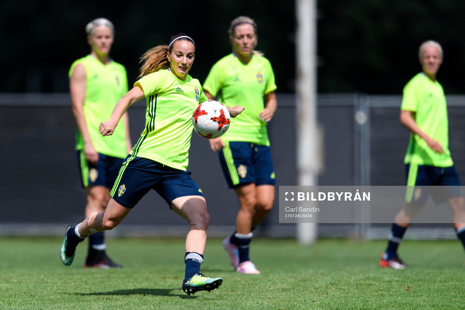 Kosovare Asllani på en träning med det svenska landslaget
