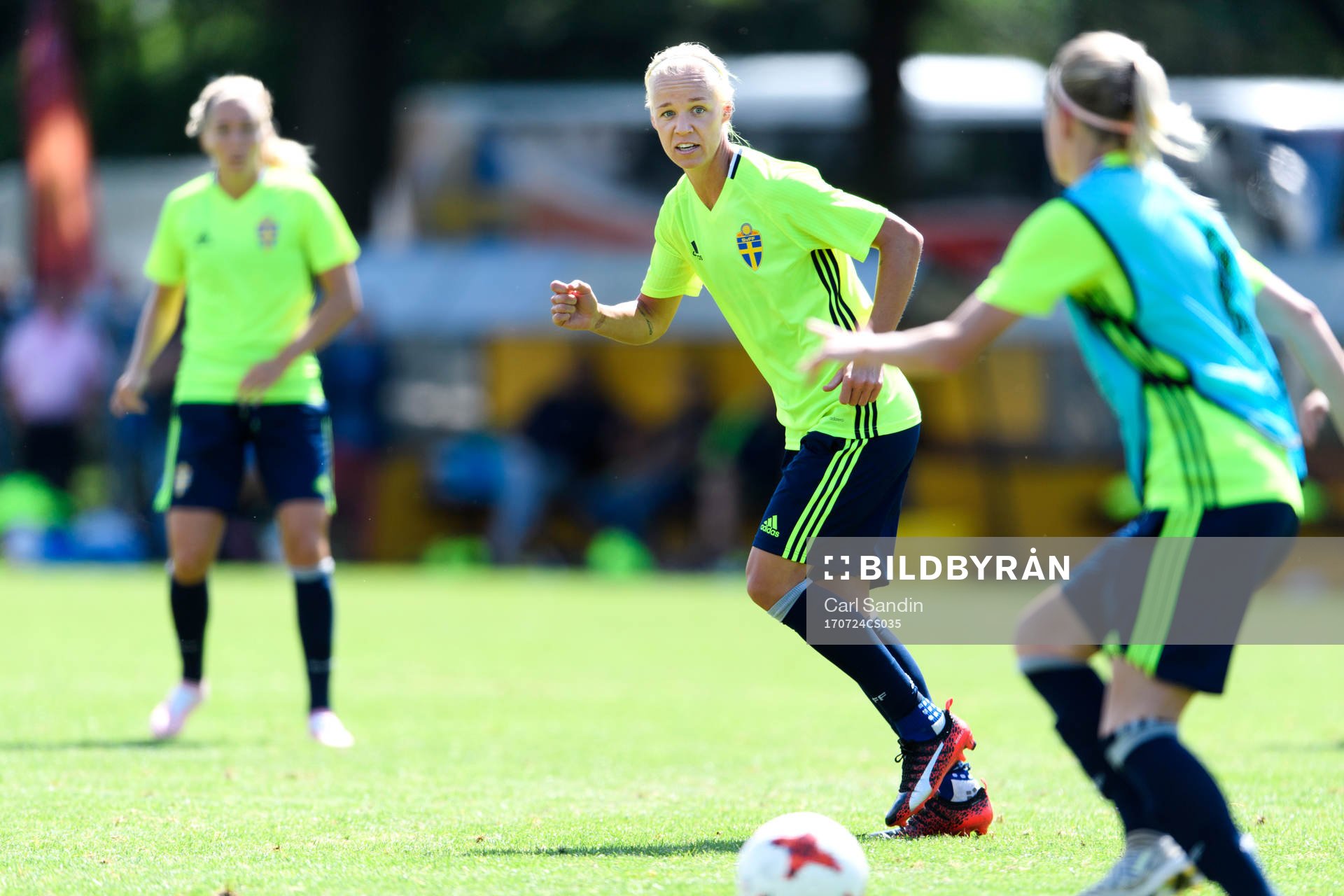 Caroline Seger på en träning med det svenska landslaget