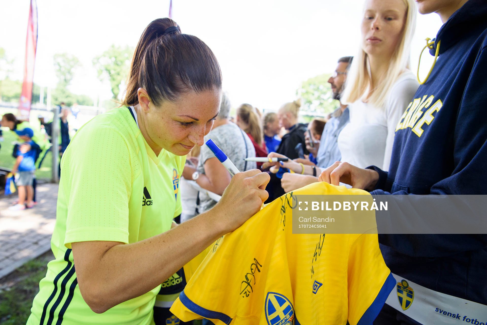 Josefin Johansson skriver autografer