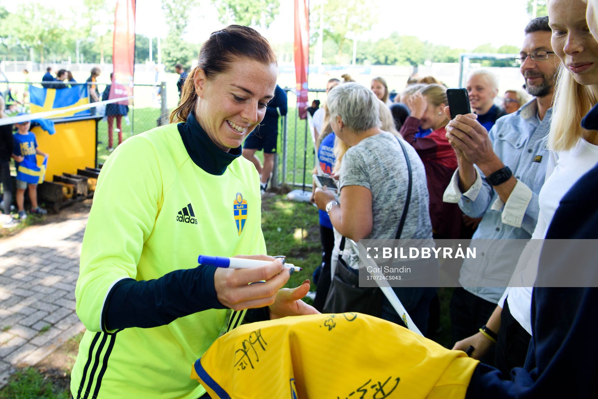 Lotta Schelin skriver autografer