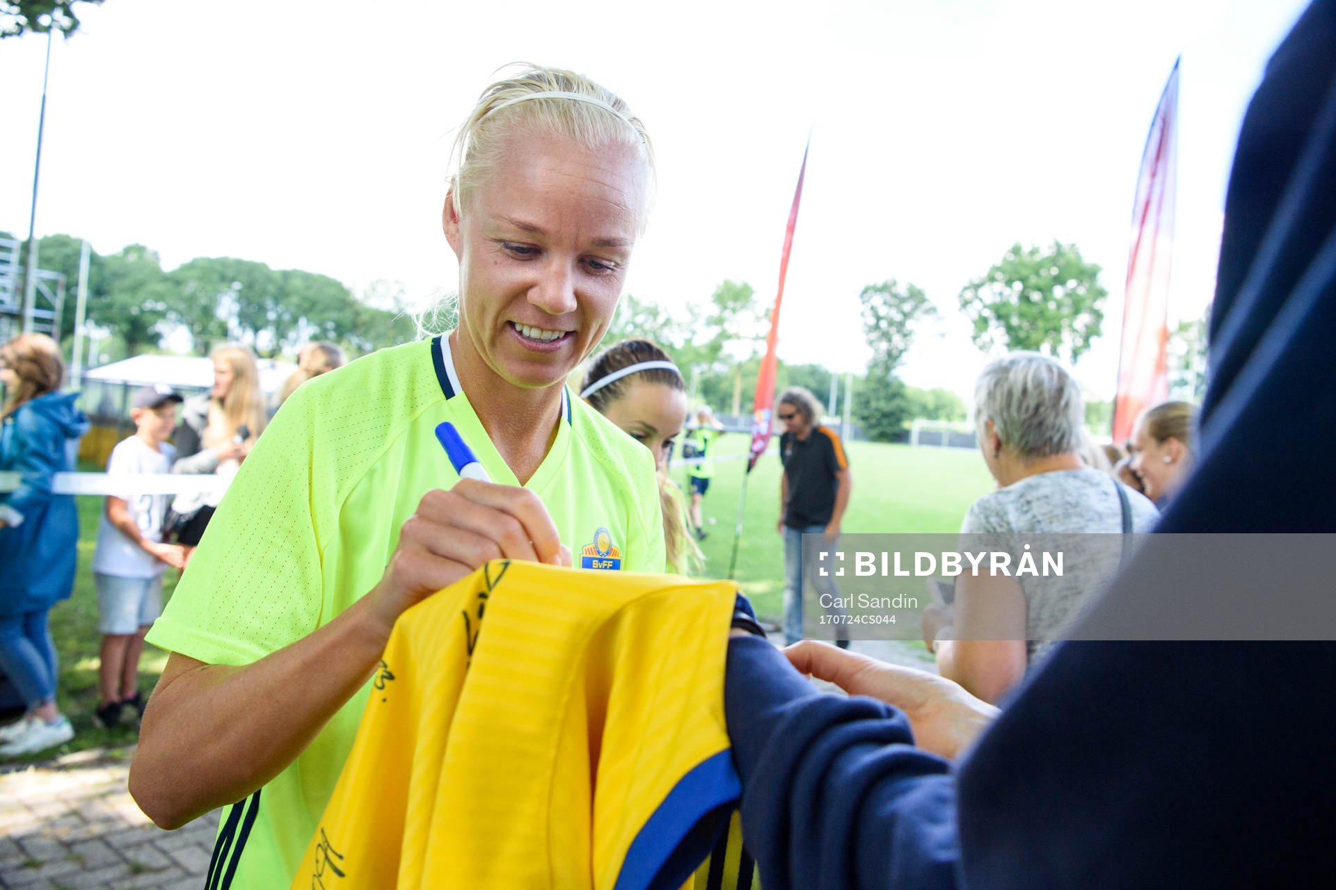 Caroline Seger skriver autografer efter en träning med det svenska landslaget under dag 9 av fotbolls-EM den 24 juli 2017 i Arnhem.