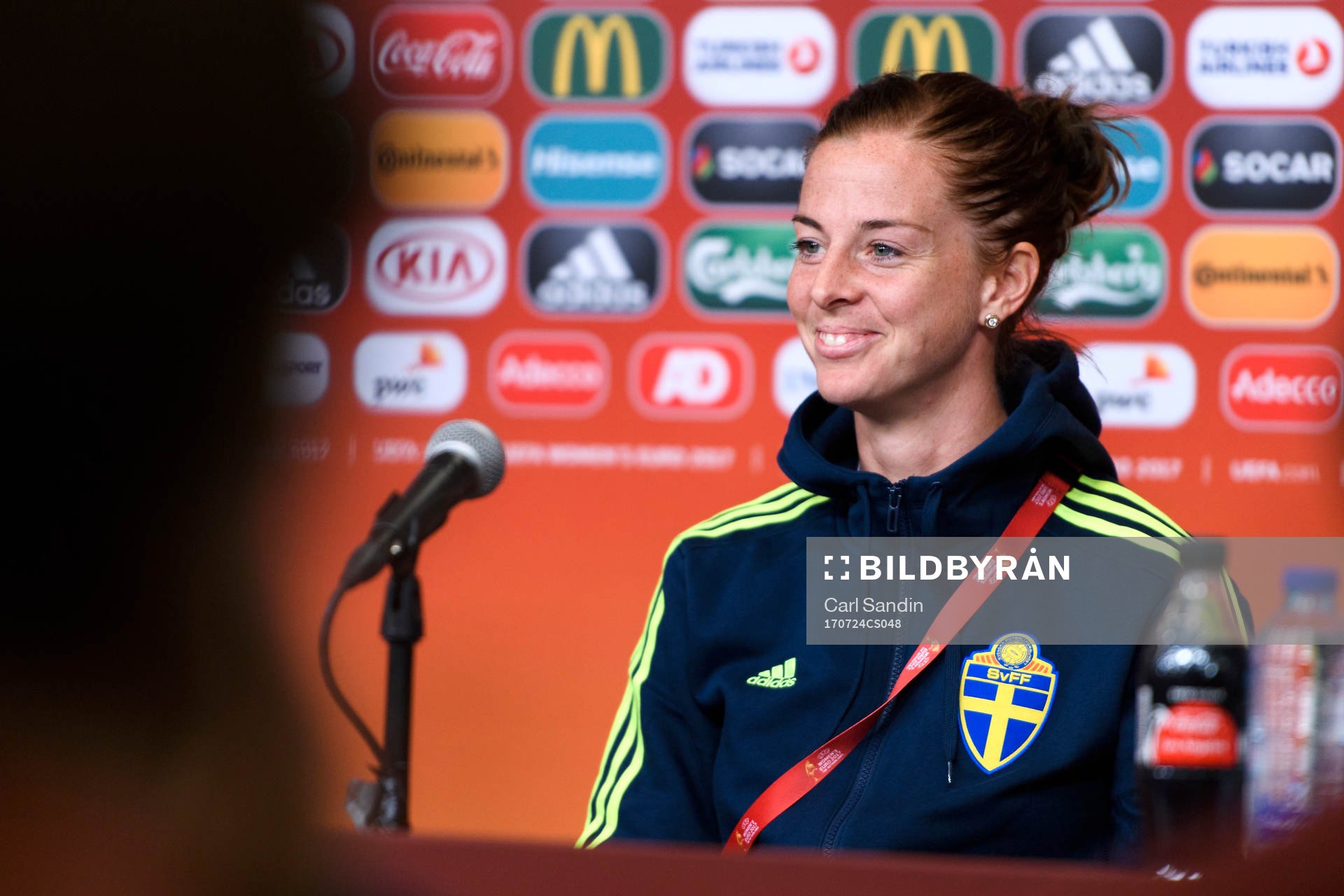 Lotta Schelin på en presskonferens med det svenska