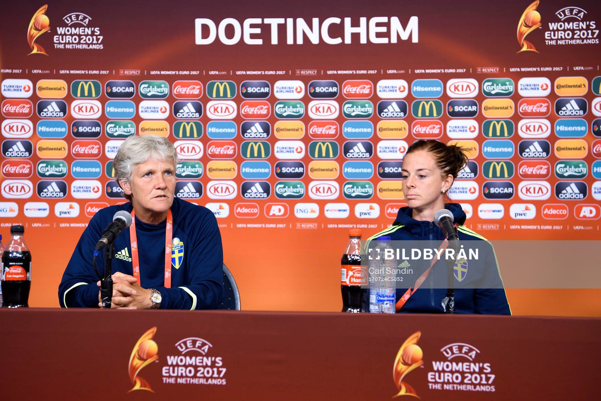 Förbundskapten Pia Sundhage och Lotta Schelin på en