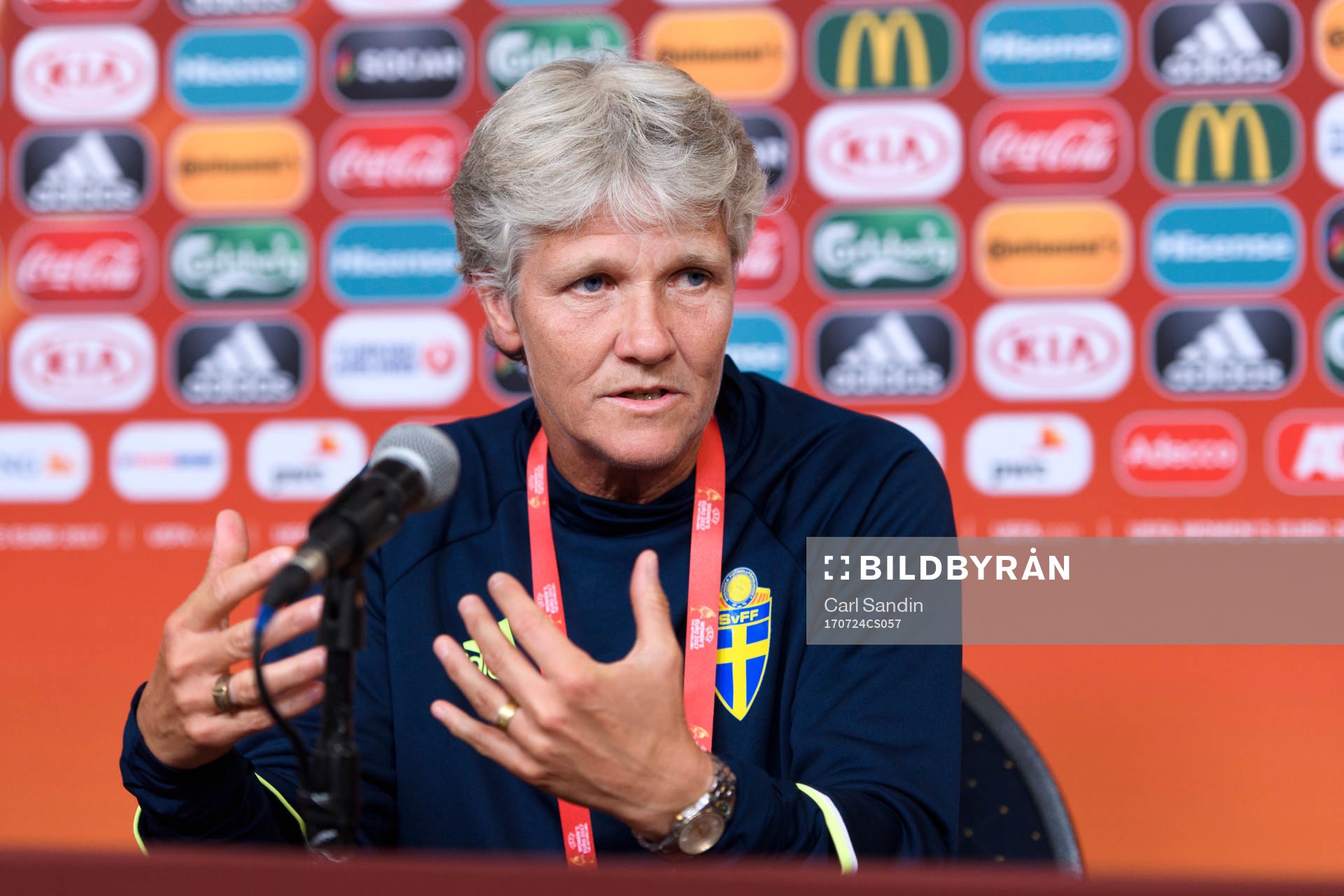 Förbundskapten Pia Sundhage på en presskonferens med det