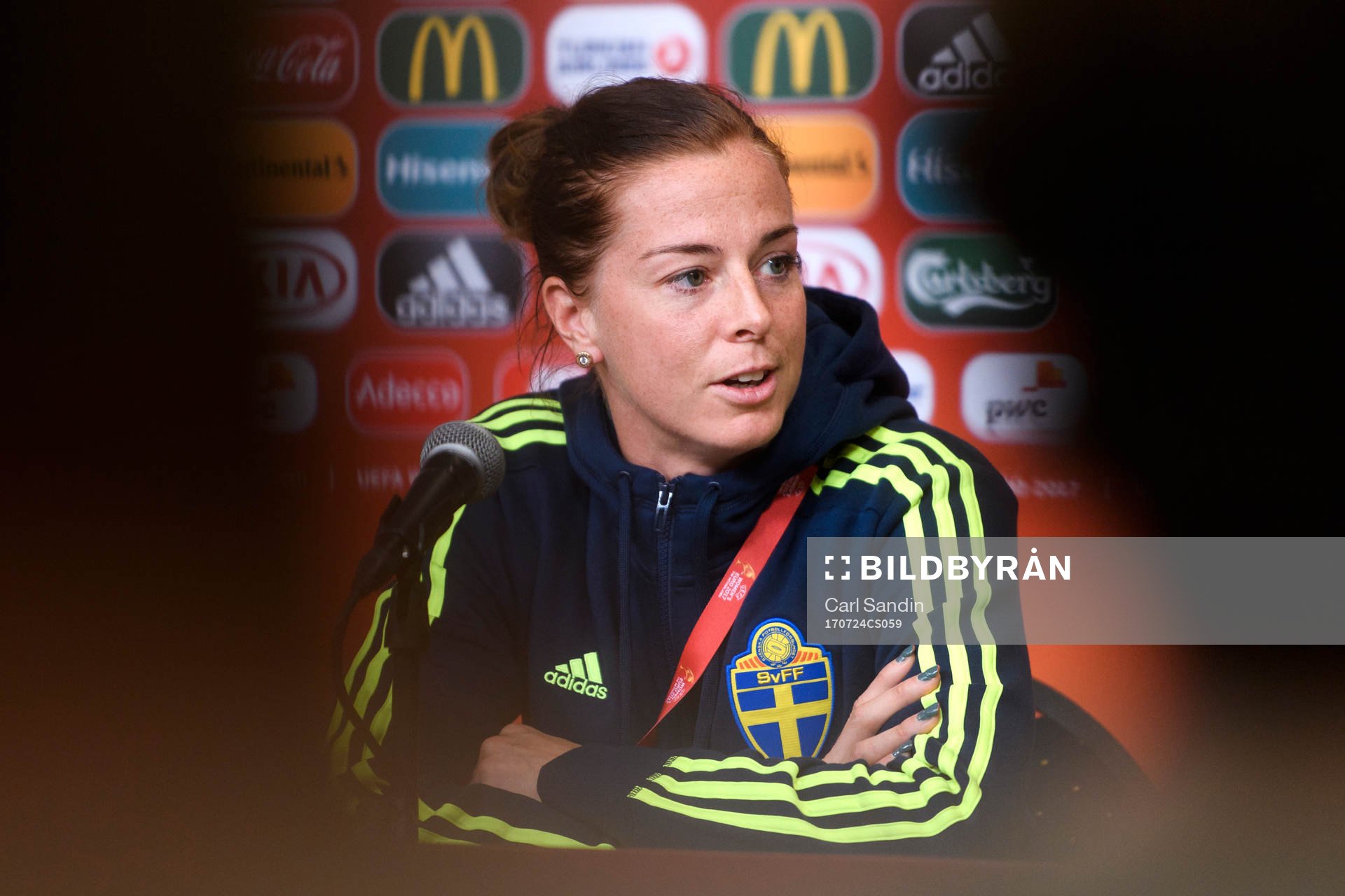 Lotta Schelin på en presskonferens med det svenska