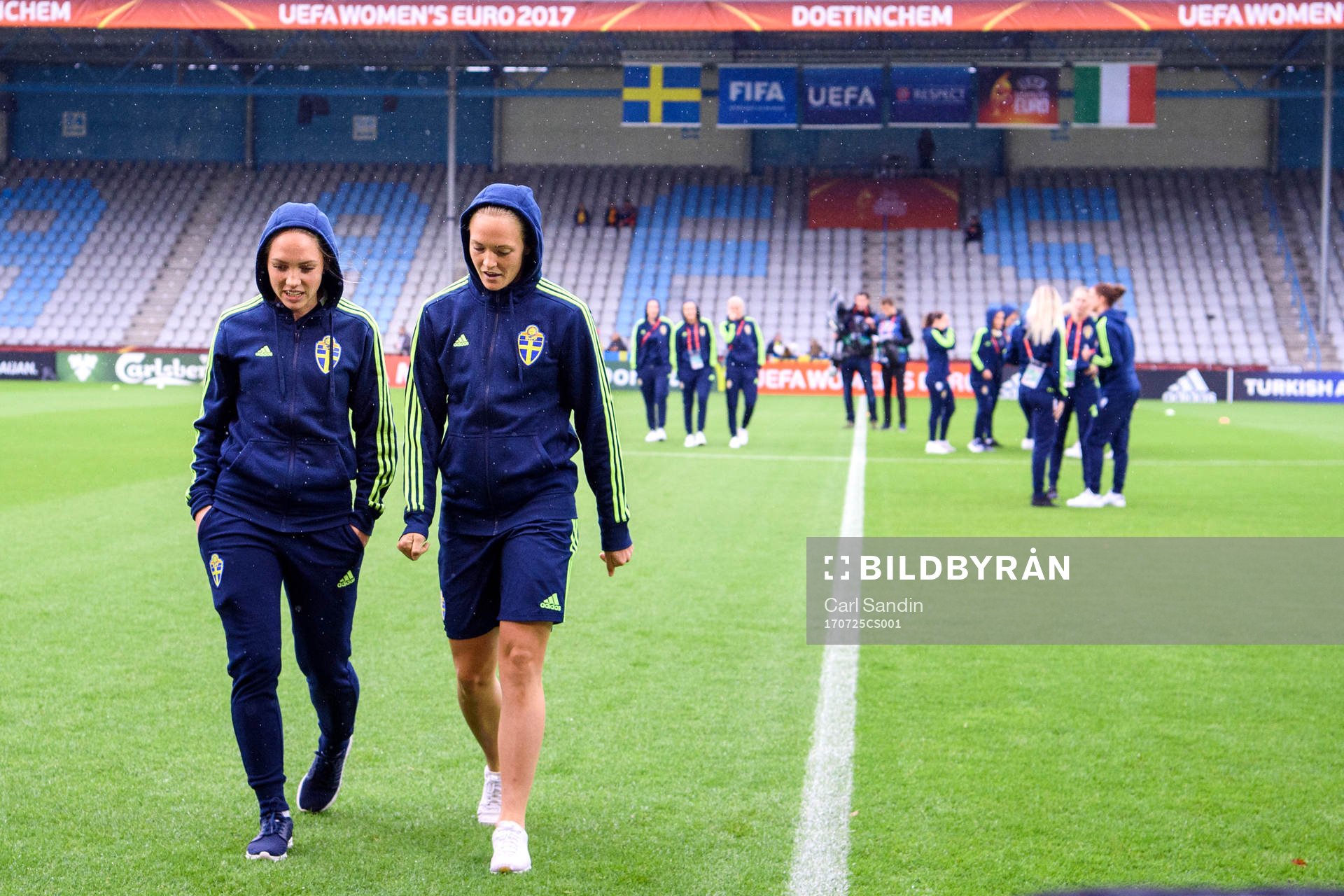 Elin Rubensson och Magdalena Eriksson kollar planen innan matchen mellan Sverige och Italien under dag 10 av fotbolls-EM den 25 juli 2017 i Doetinchem.