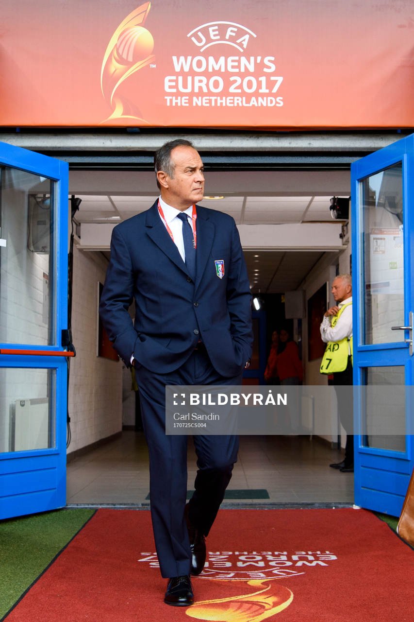 Italiens förbundskapten Antonio Cabrini går in på arenan innan matchen mellan Sverige och Italien under dag 10 av fotbolls-EM den 25 juli 2017 i Doetinchem.