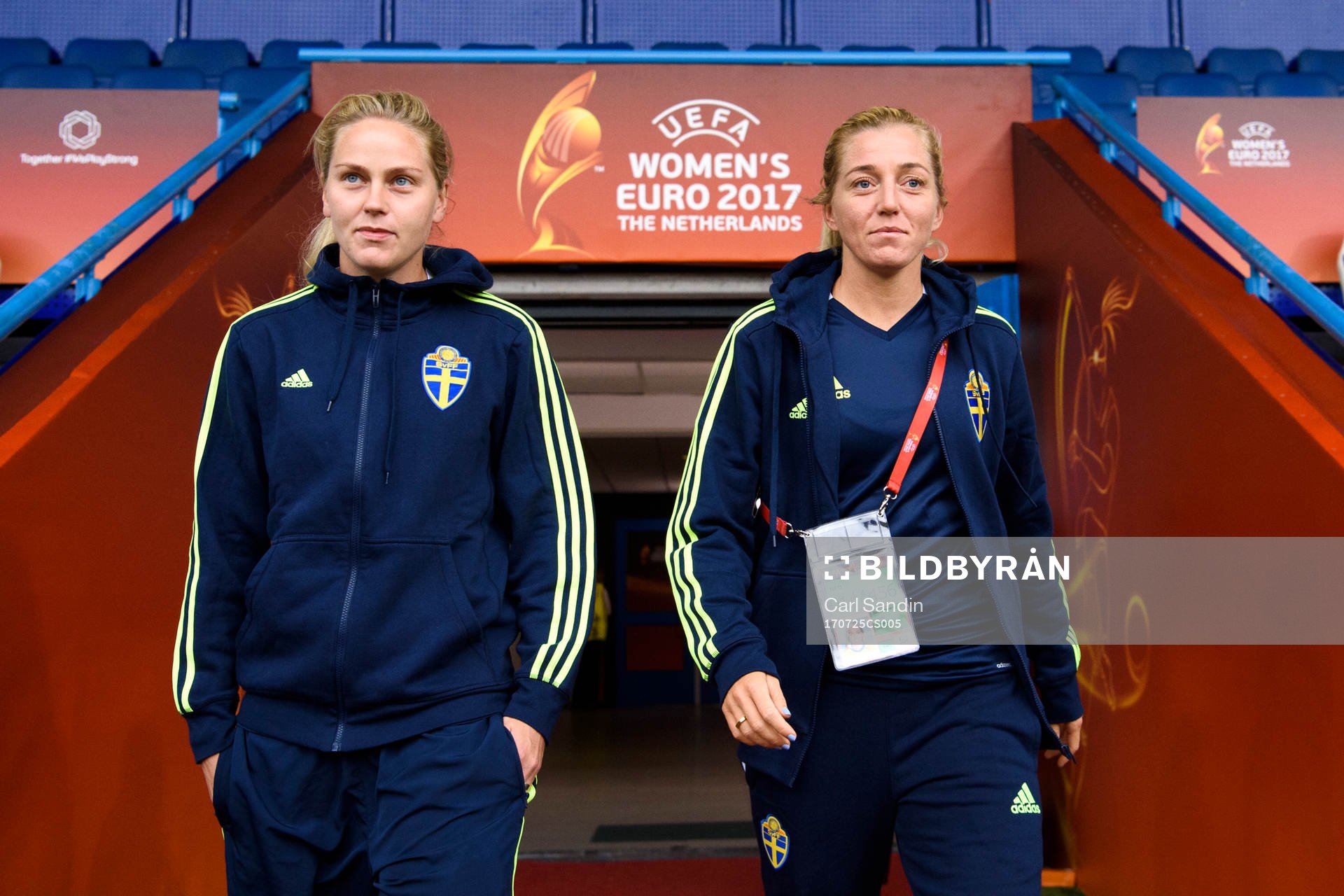 Sveriges Lisa Dahlkvist och Linda Sembrant in på arenan