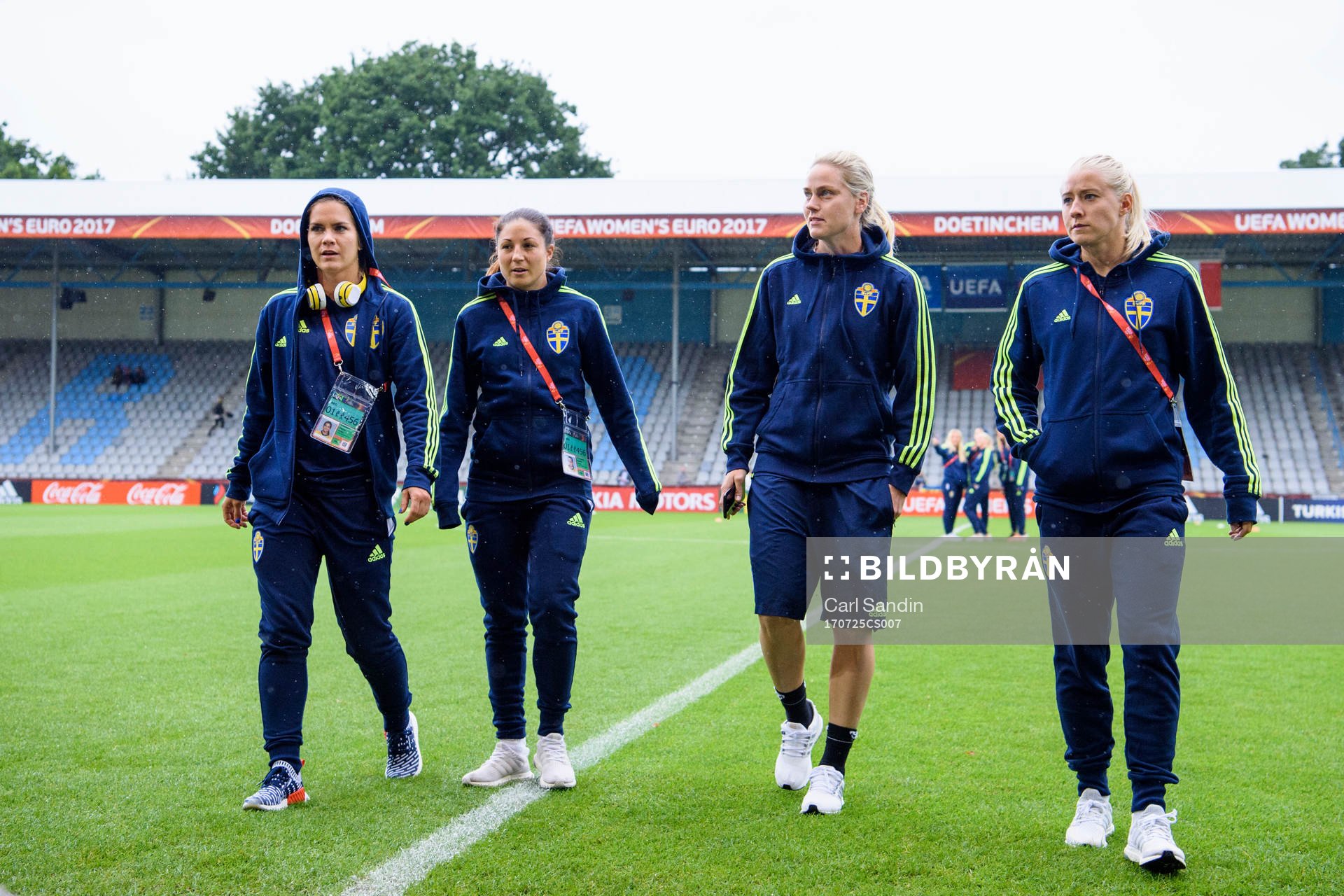 Hanna Folkesson, Josefin Johansson, Lisa Dahlkvist och Julia Spetsmark kollar planen innan matchen mellan Sverige och Italien under dag 10 av fotbolls-EM den 25 juli 2017 i Doetinchem.