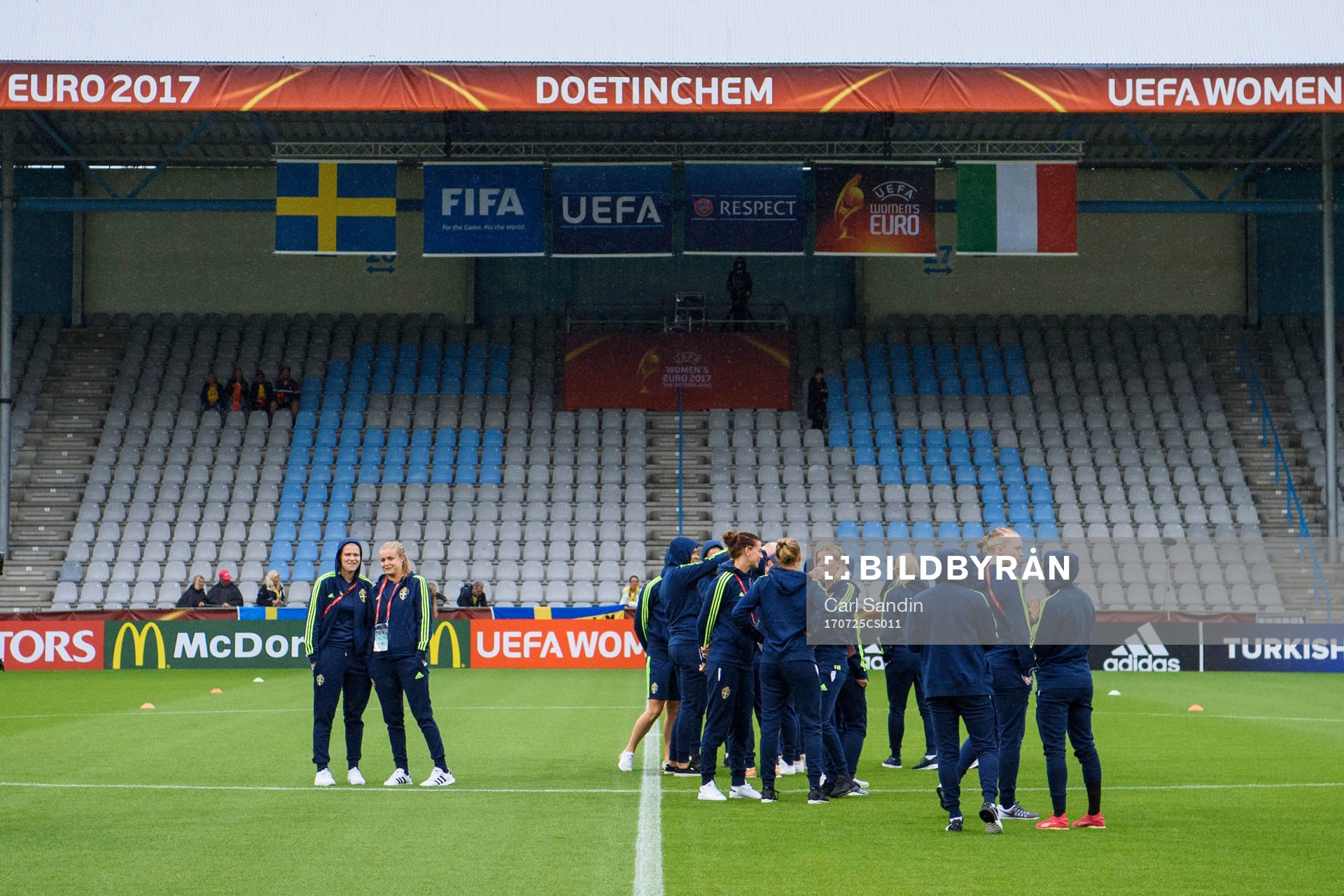 De svenska spelarna inspekterar planen innan matchen mellan