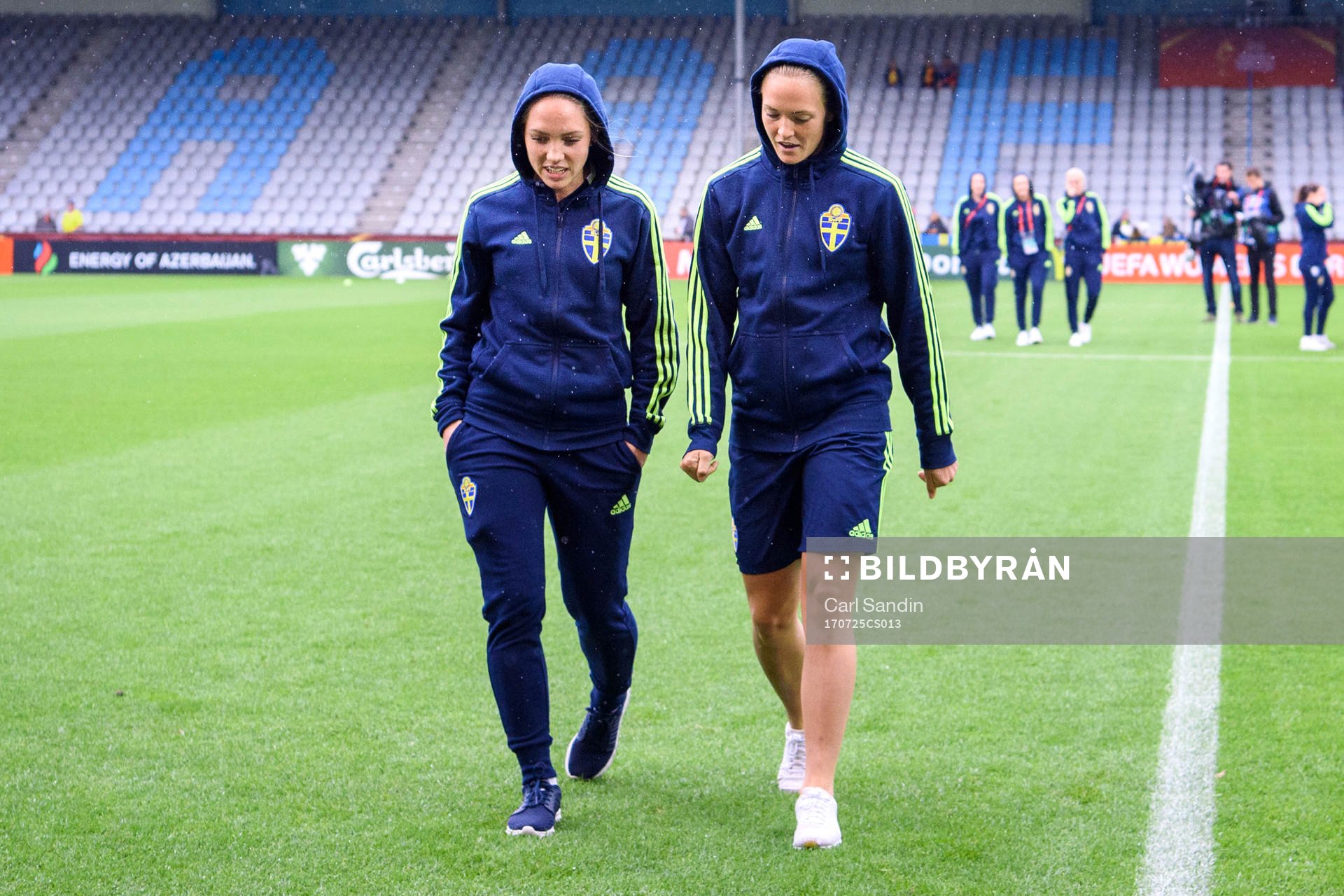 Sveriges Elin Rubensson och Magdalena Eriksson kollar planen innan matchen mellan Sverige och Italien under dag 10 av fotbolls-EM den 25 juli 2017 i Doetinchem.