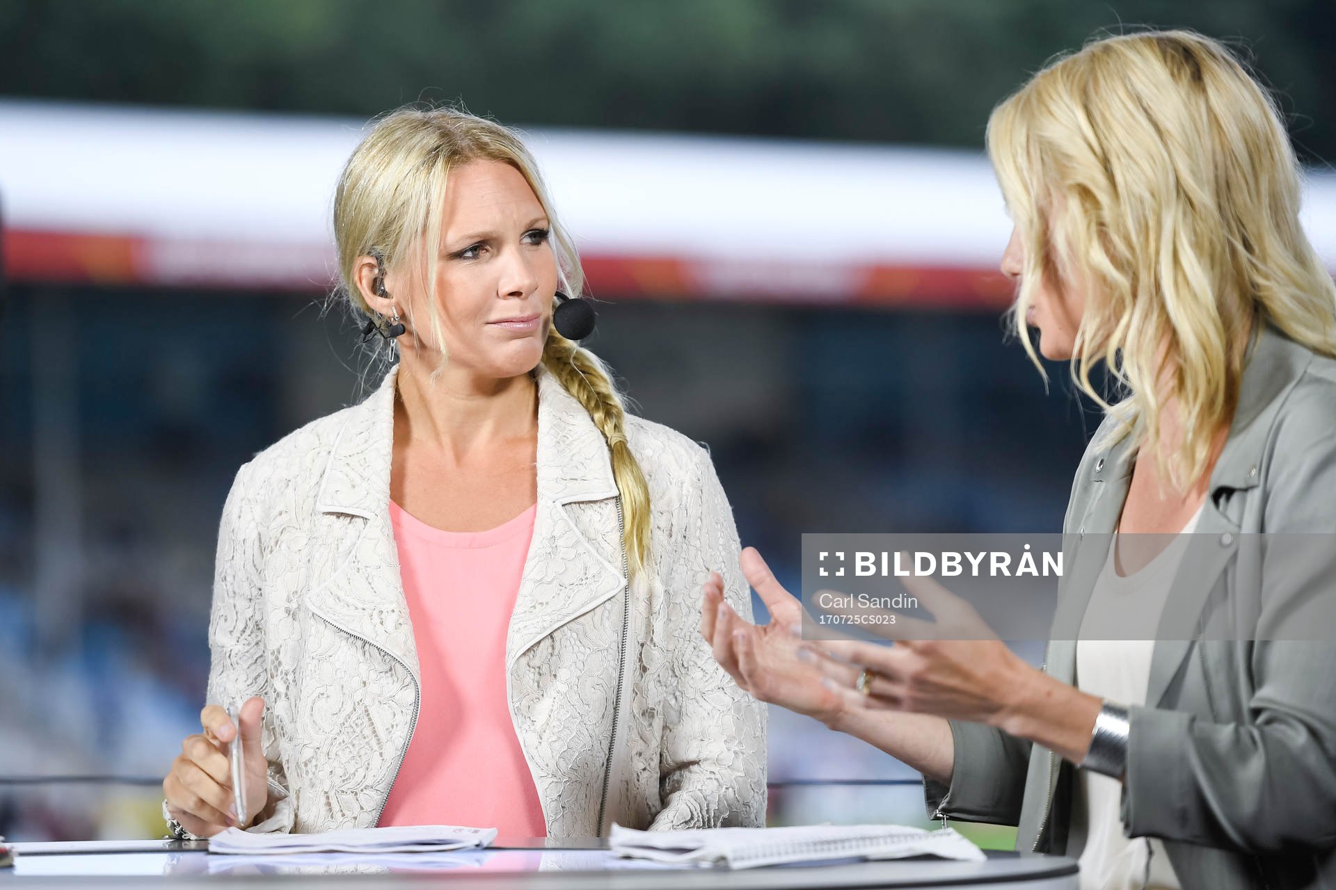 Anna Brolin och Hanna Marklund före matchen mellan Sverige