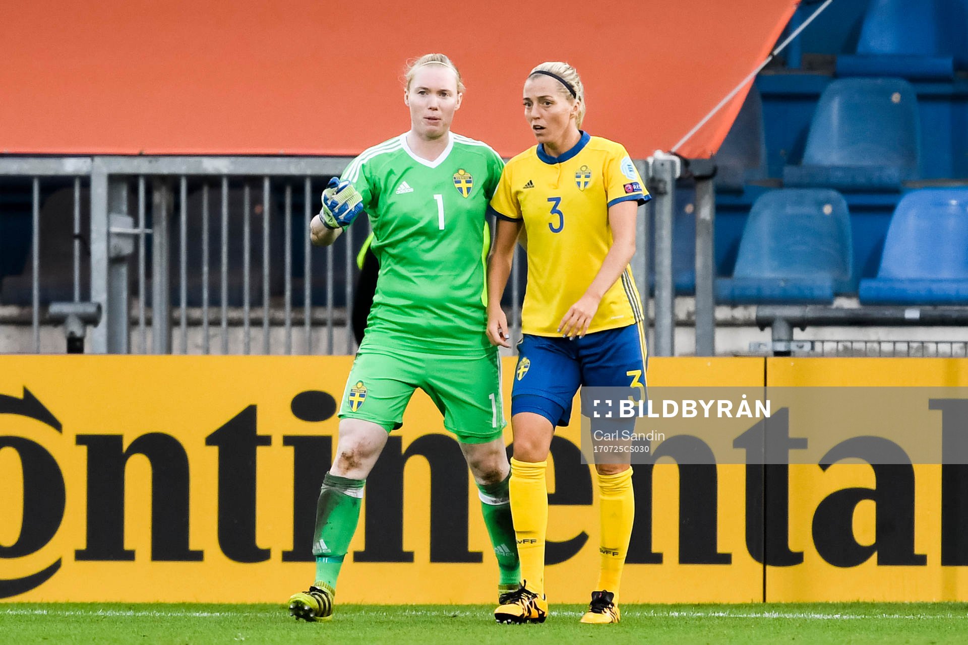 Sveriges målvakt Hedvig Lindahl och Linda Sembrant deppar