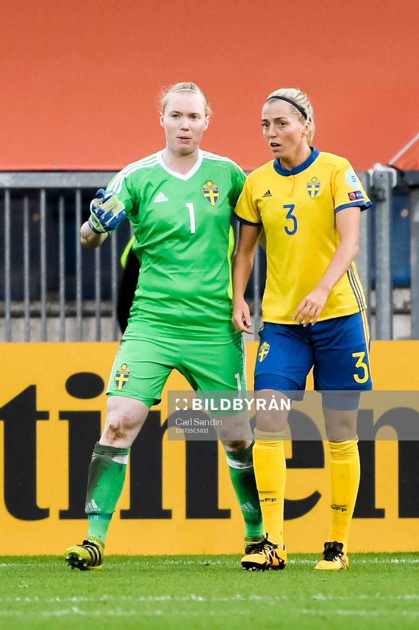 Sveriges målvakt Hedvig Lindahl och Linda Sembrant deppar