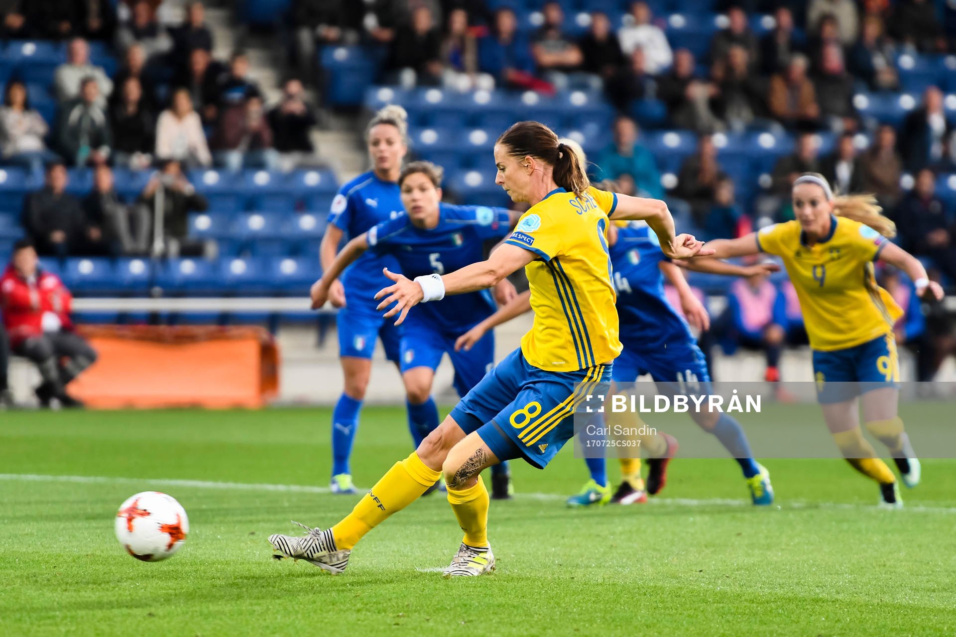Sveriges Lotta Schelin gör 1-1  på straff i matchen