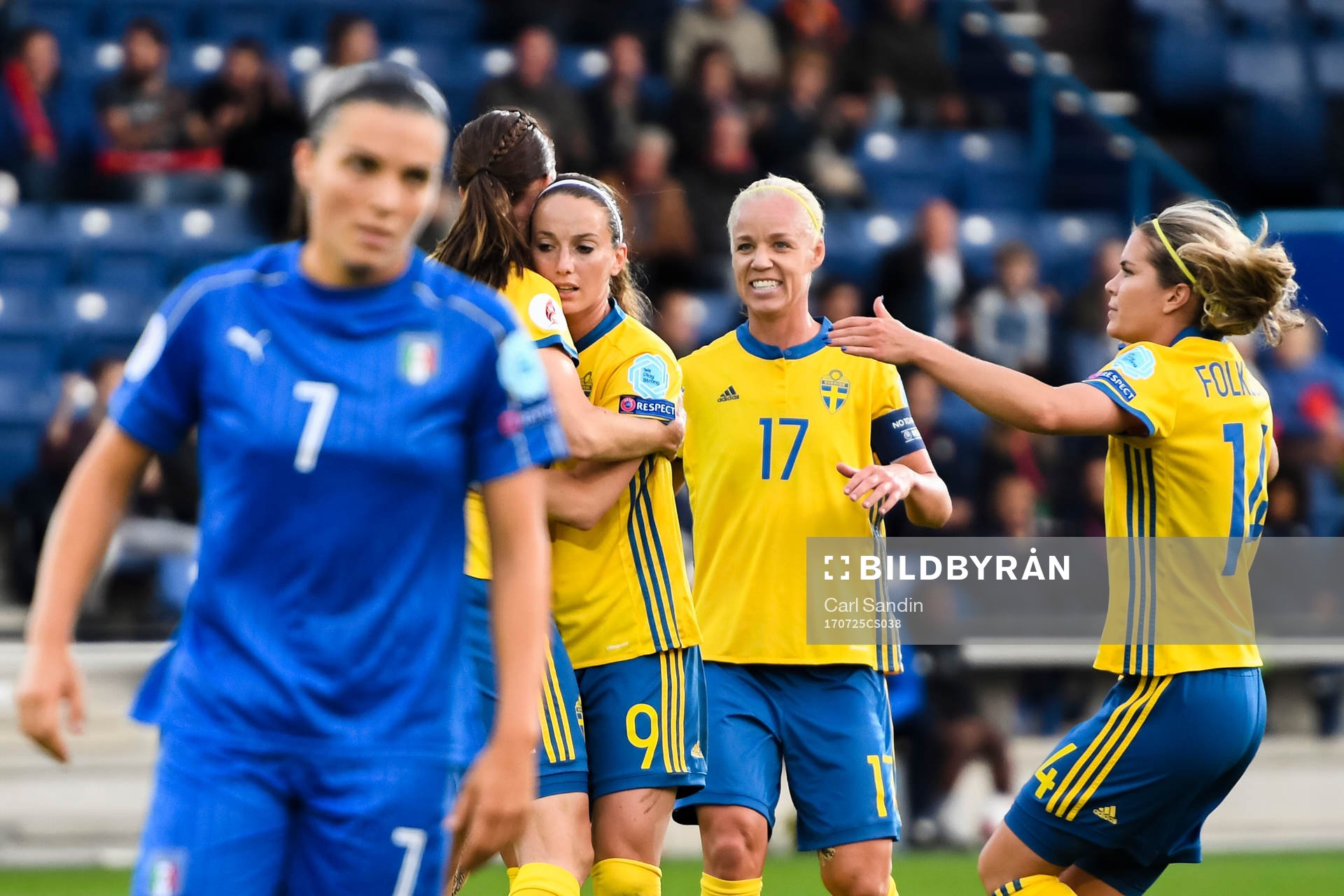 Sveriges Lotta Schelin jublar med Kosovare Asllani,