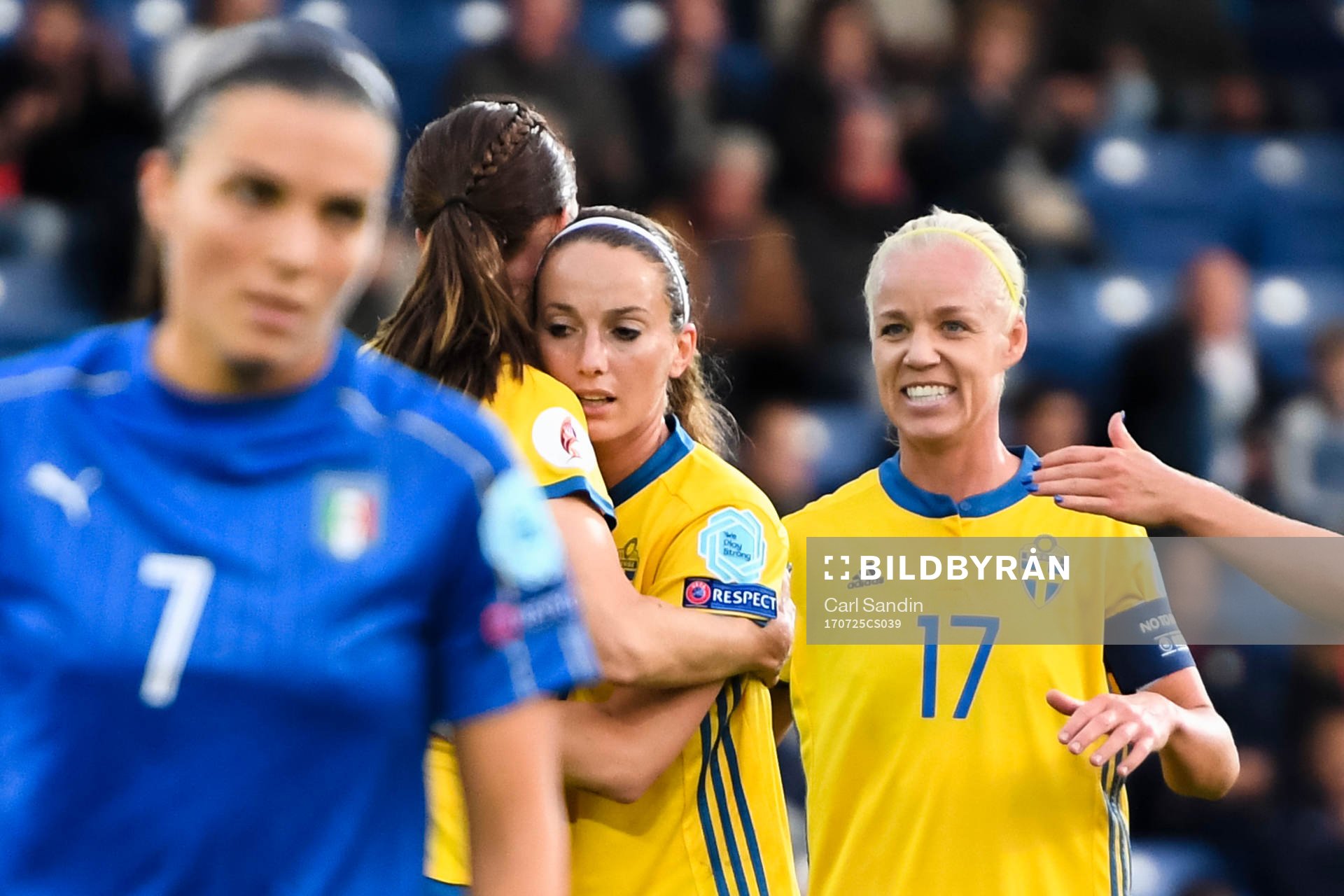 Sveriges Lotta Schelin jublar med Kosovare Asllani, och