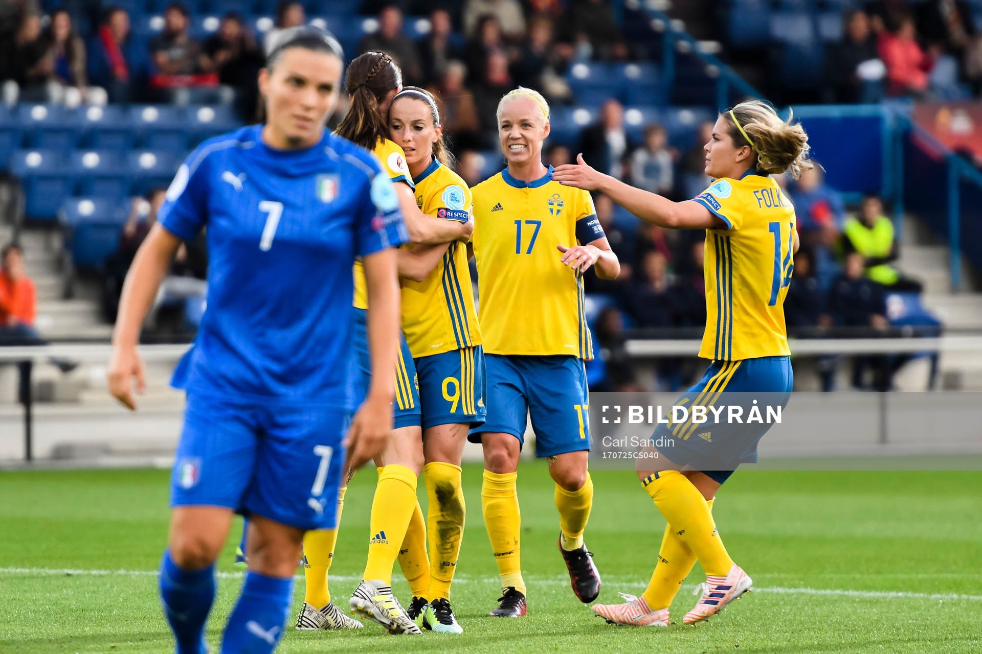 Sveriges Lotta Schelin jublar med Kosovare Asllani,