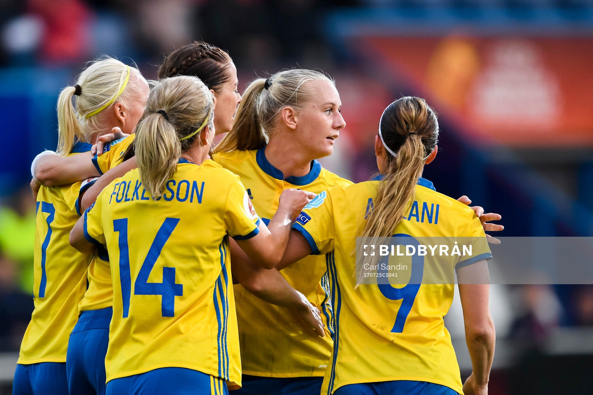 Sveriges Stina Blackstenius jublar med Lotta Schelin gör