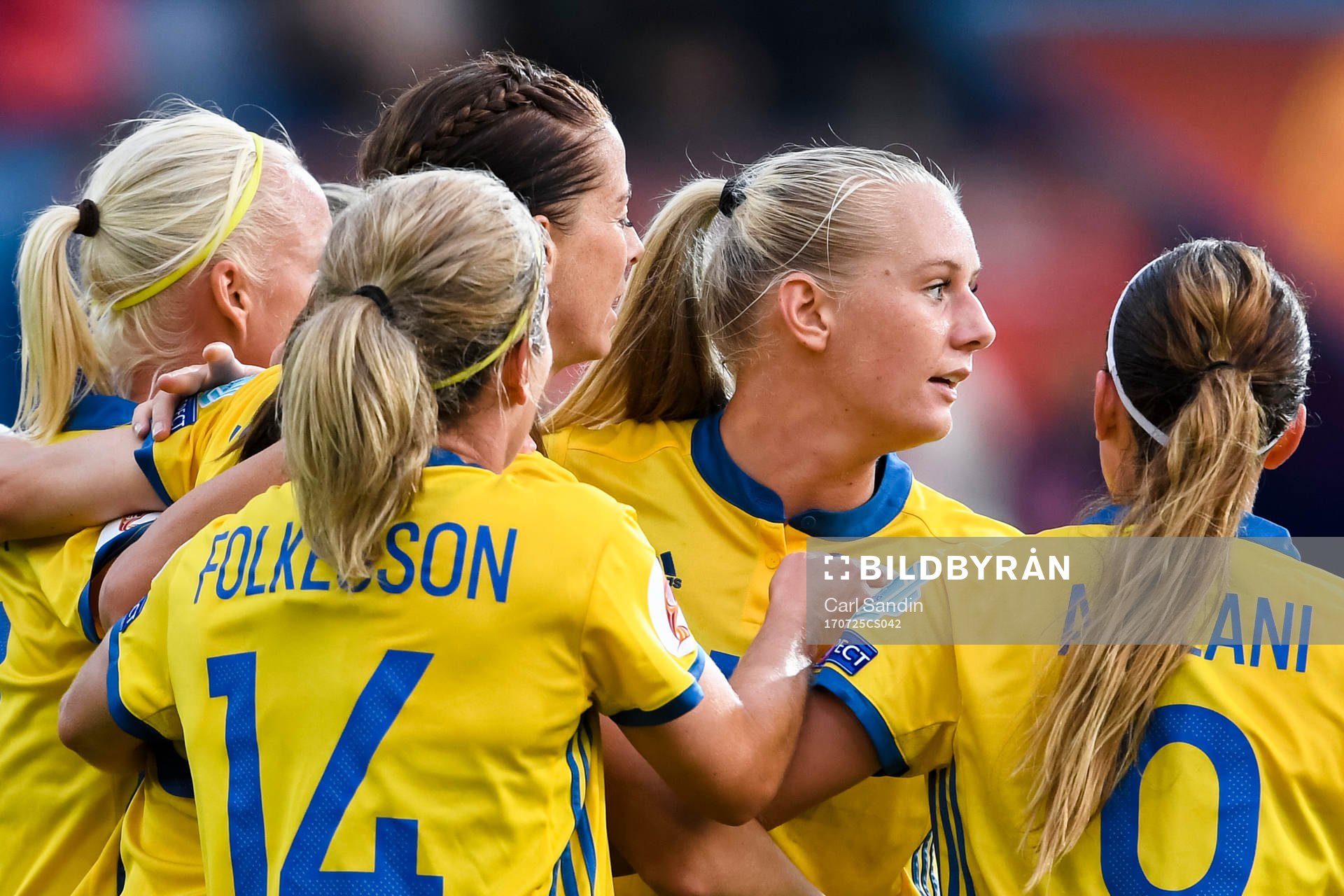 Sveriges Stina Blackstenius jublar med Lotta Schelin gör