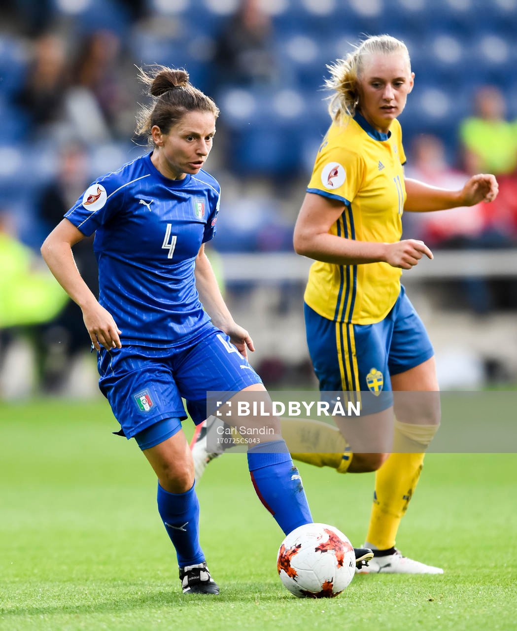 Italiens Daniela Stracchi och Sveriges Stina Blackstenius i