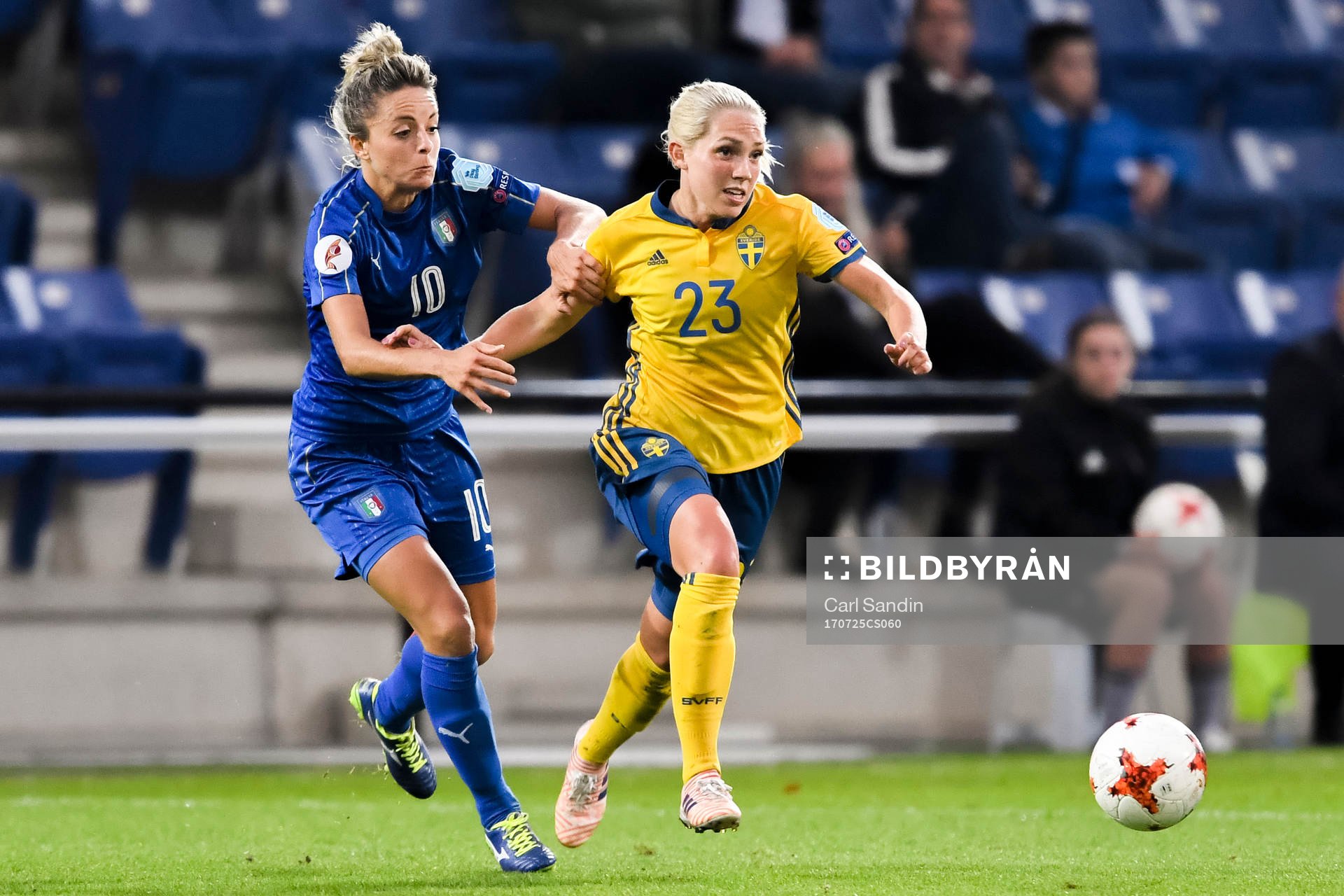 Italiens Martina Rosucci och Sveriges Linda Sembrant i matchen mellan Sverige och Italien under dag 10 av fotbolls-EM den 25 juli 2017 i Doetinchem.