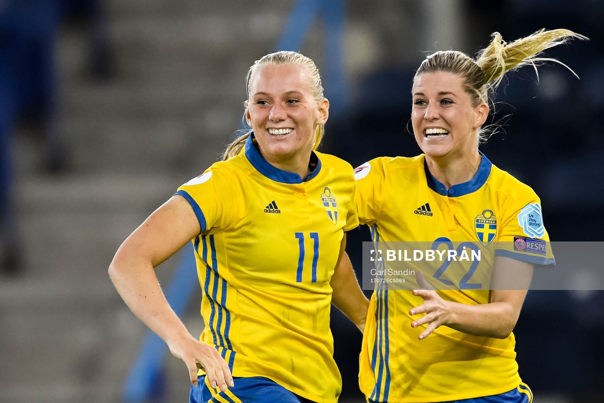 Sveriges Stina Blackstenius och Olivia Schough jublar