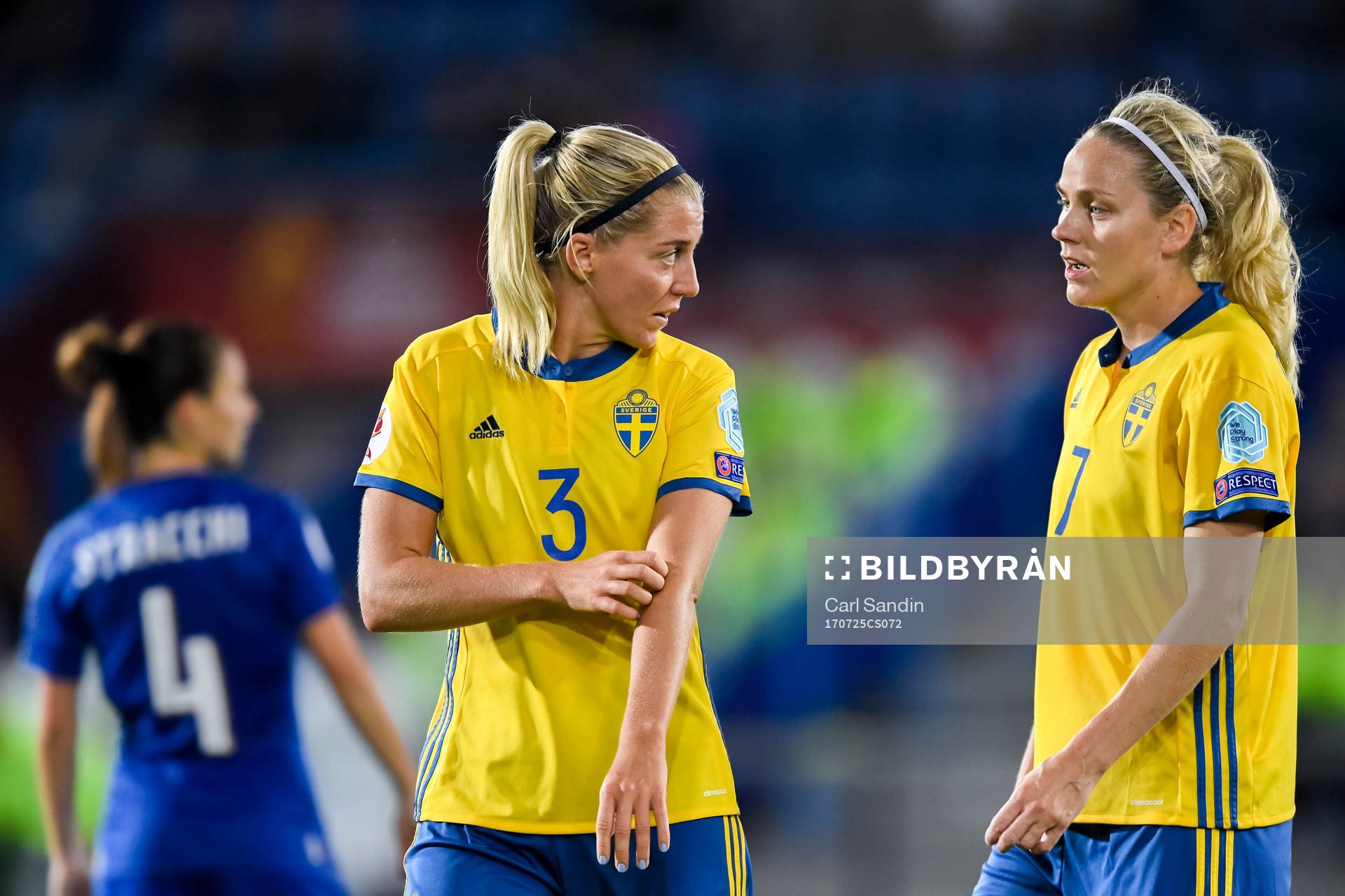 Sveriges Linda Sembrant och Lisa Dahlkvist  i matchen