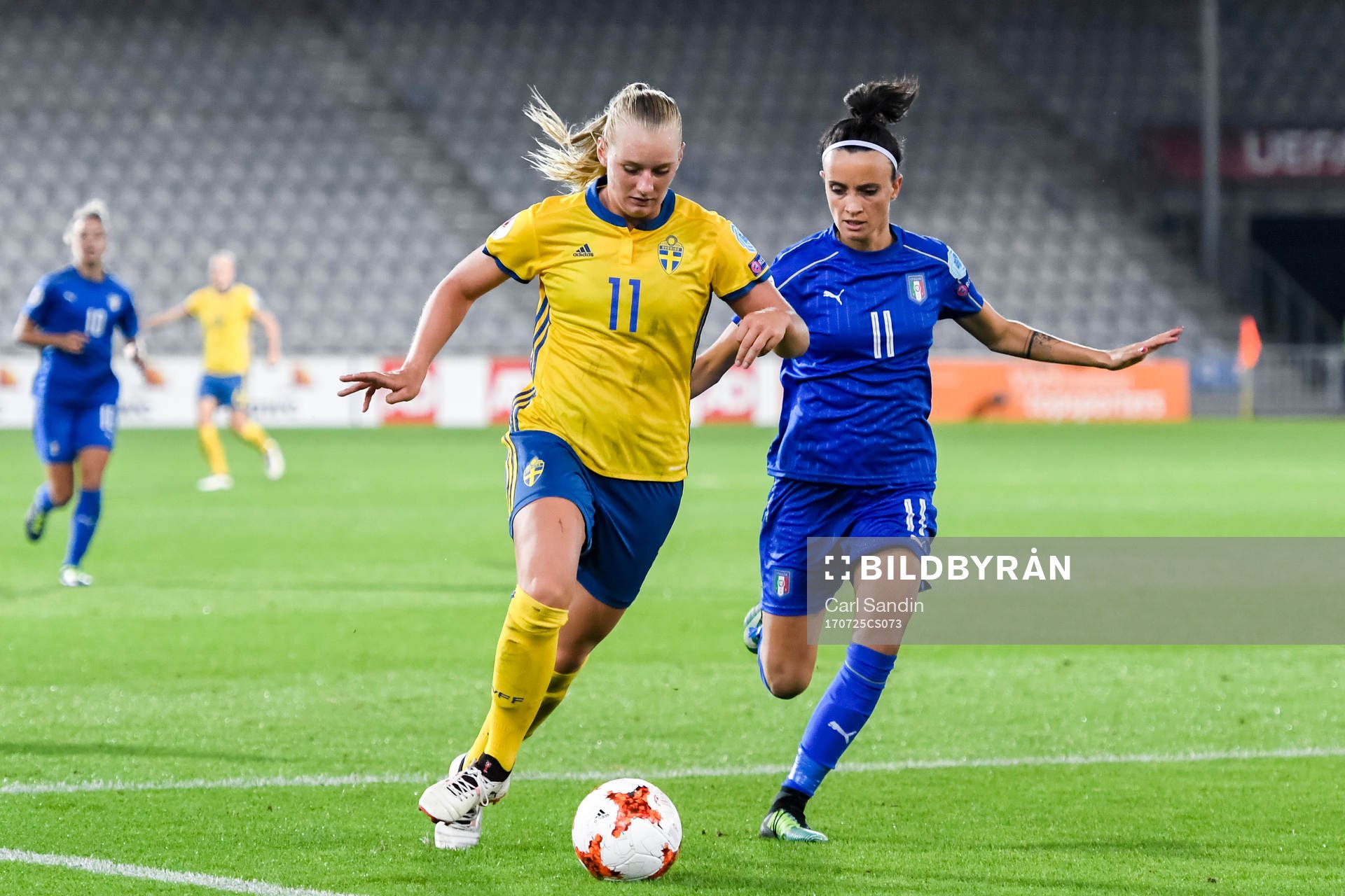 Sveriges Stina Blackstenius och Italiens Barbara Bonansea i