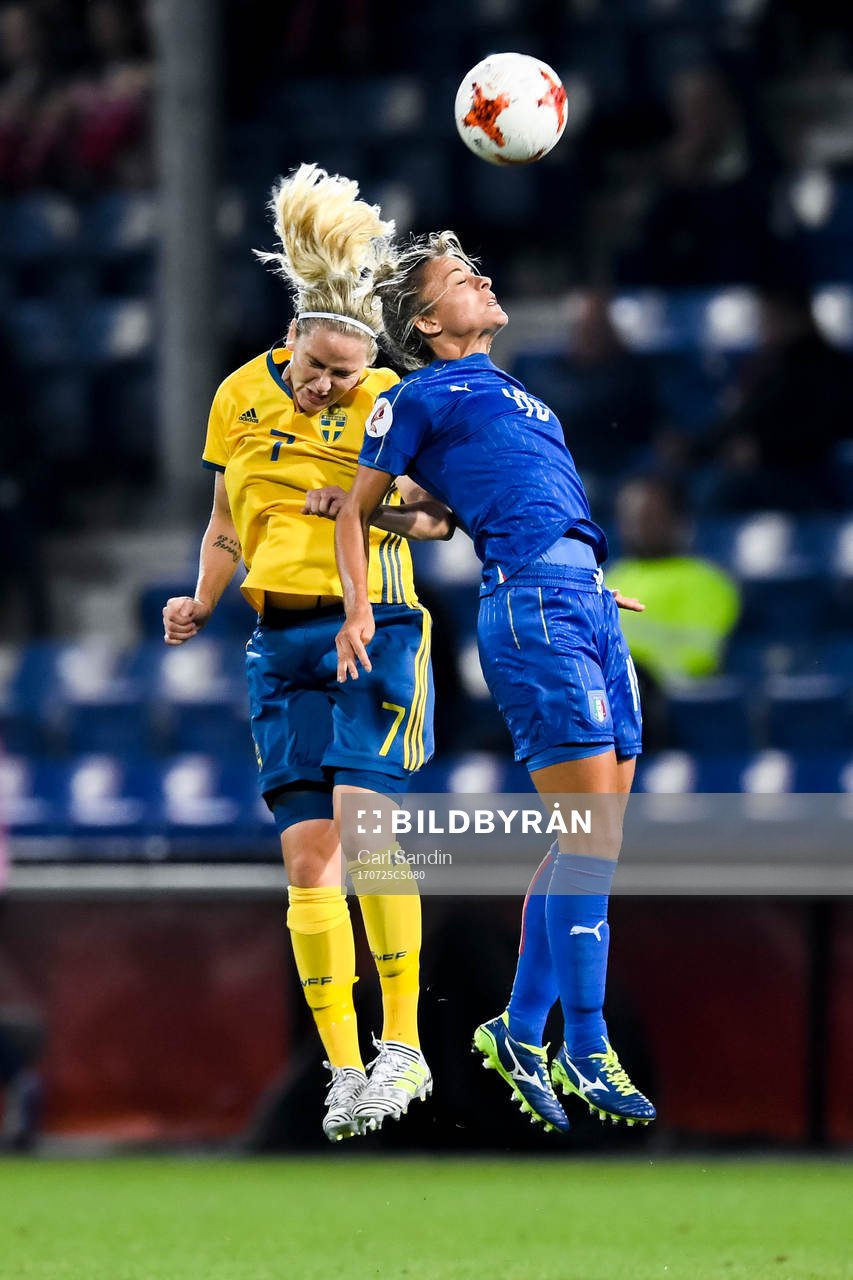 Sveriges Lisa Dahlkvist och Italiens Martina Rosucci i matchen mellan Sverige och Italien under dag 10 av fotbolls-EM den 25 juli 2017 i Doetinchem.