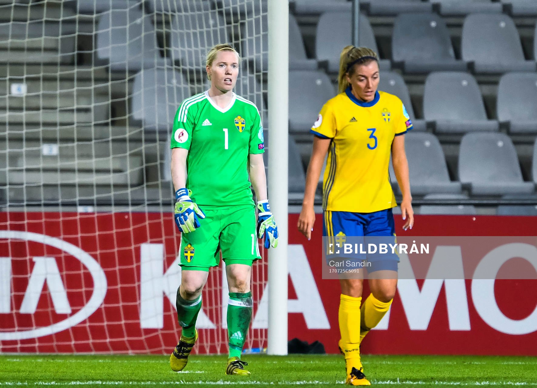 Sveriges målvakt Hedvig Lindahl och Linda Sembrant deppar