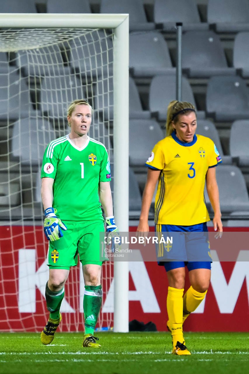 Sveriges målvakt Hedvig Lindahl och Linda Sembrant deppar