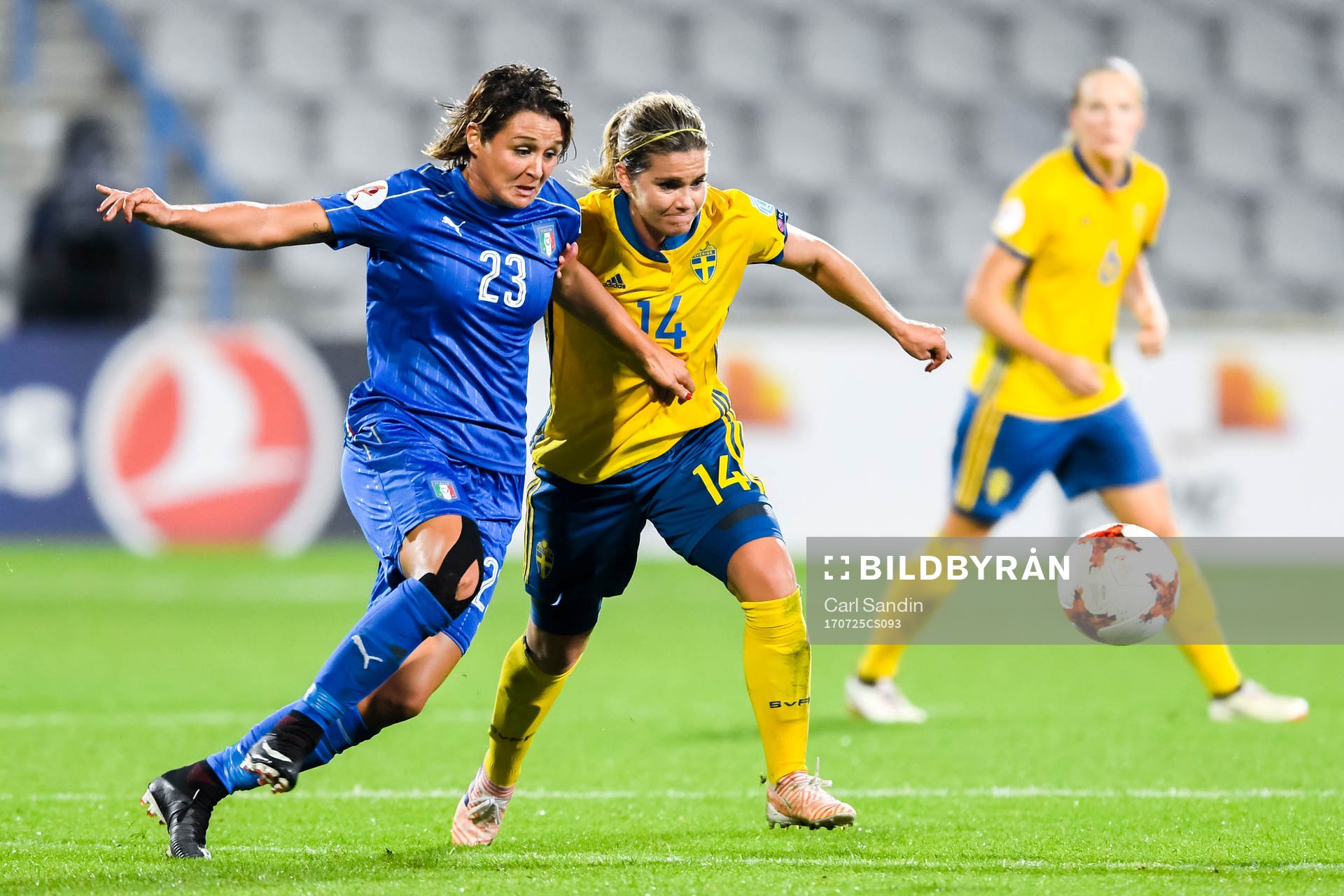 Italiens Cristiana Girelli och Sveriges Hanna Folkesson  i