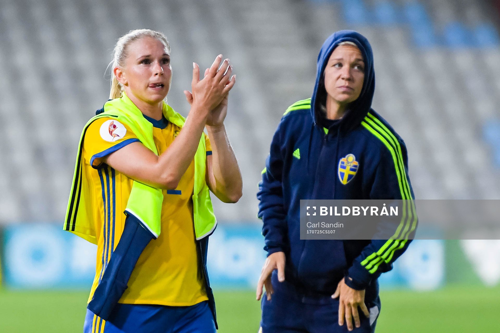 Sveriges Jonna Andersson och Caroline Seger tackar publiken