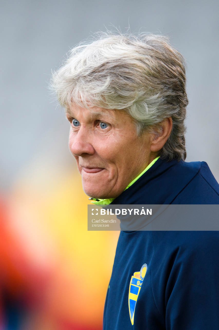 Sveriges förbundskapten Pia Sundhage innan matchen mellan