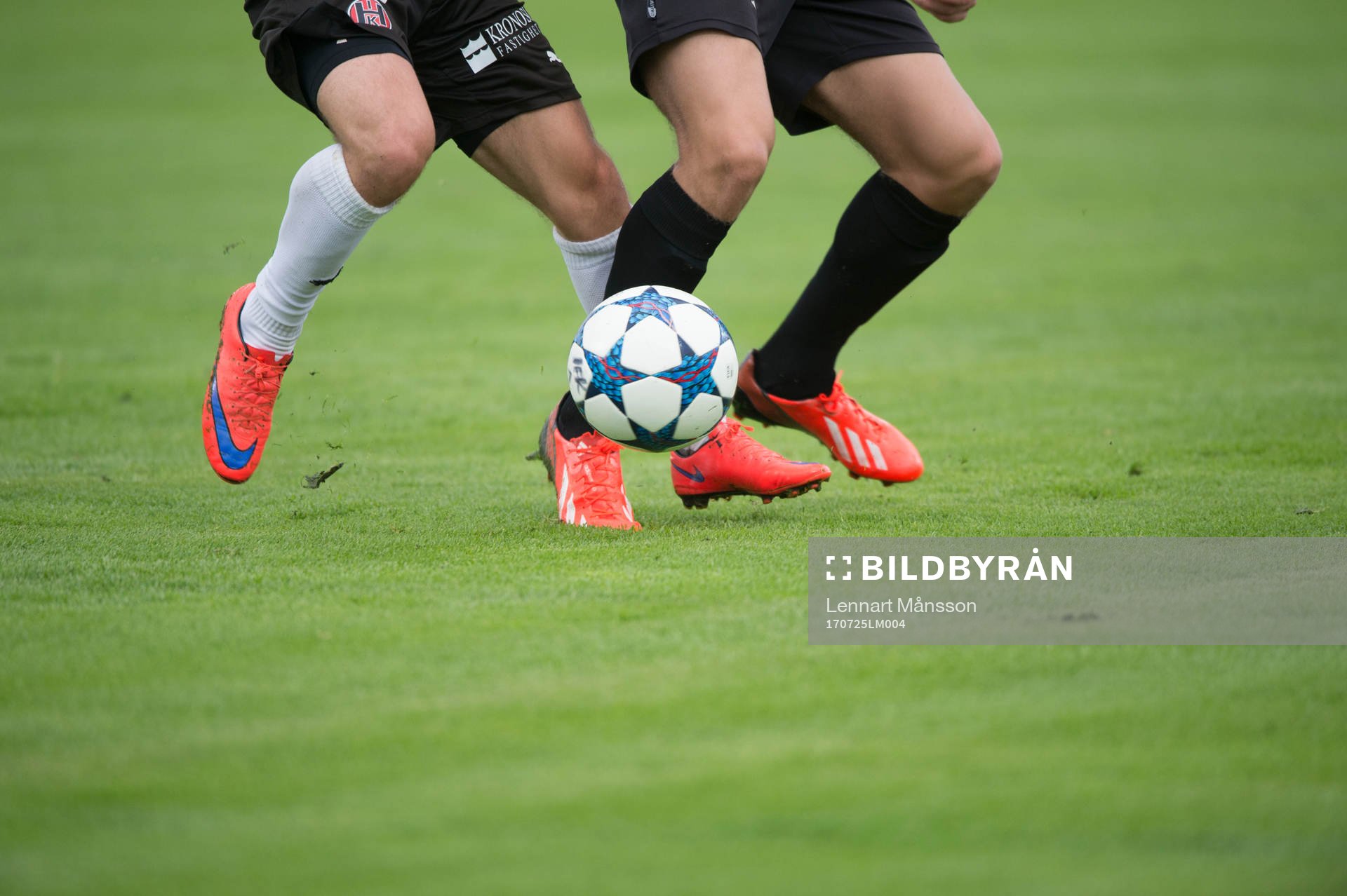 Kamp om bollen i matchen i Svenska Cupen mellan IFK