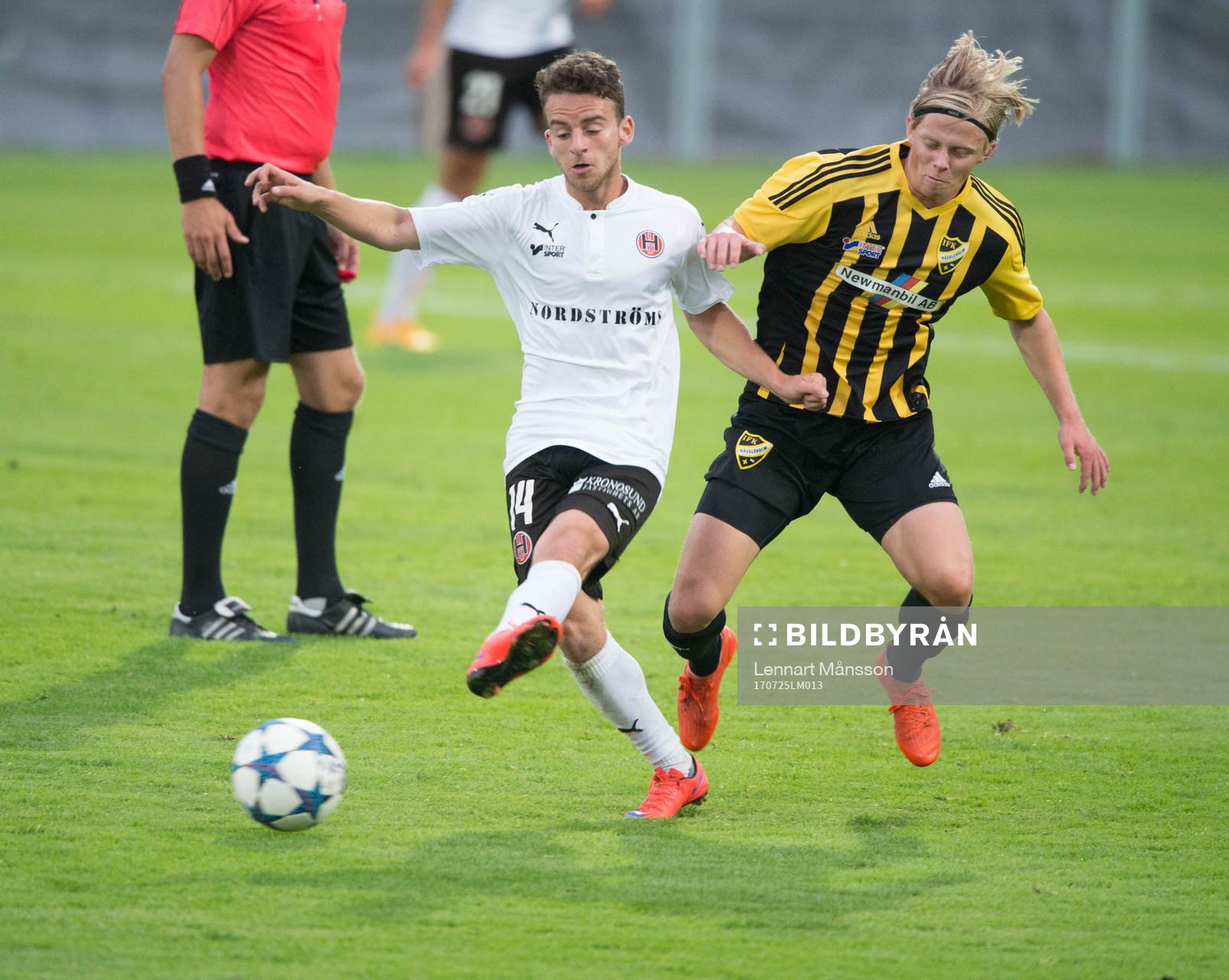 Hittarps Omar Hamid och IFK Hässleholms Philip Bengtsson i