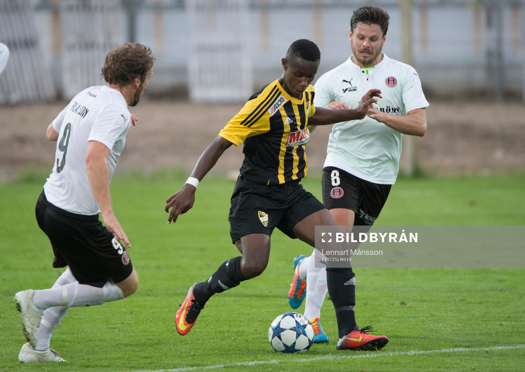 IFK Hässleholms Carl Mujaguzi i matchen i Svenska Cupen