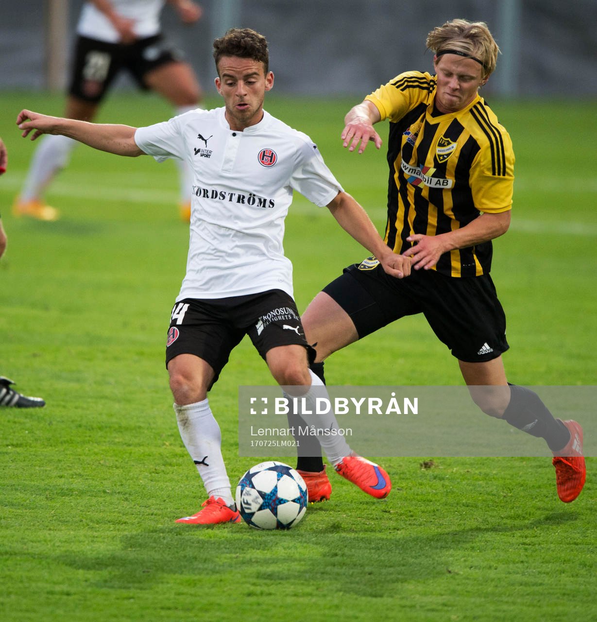 Hittarps Omar Hamid och IFK Hässleholms Philip Bengtsson i