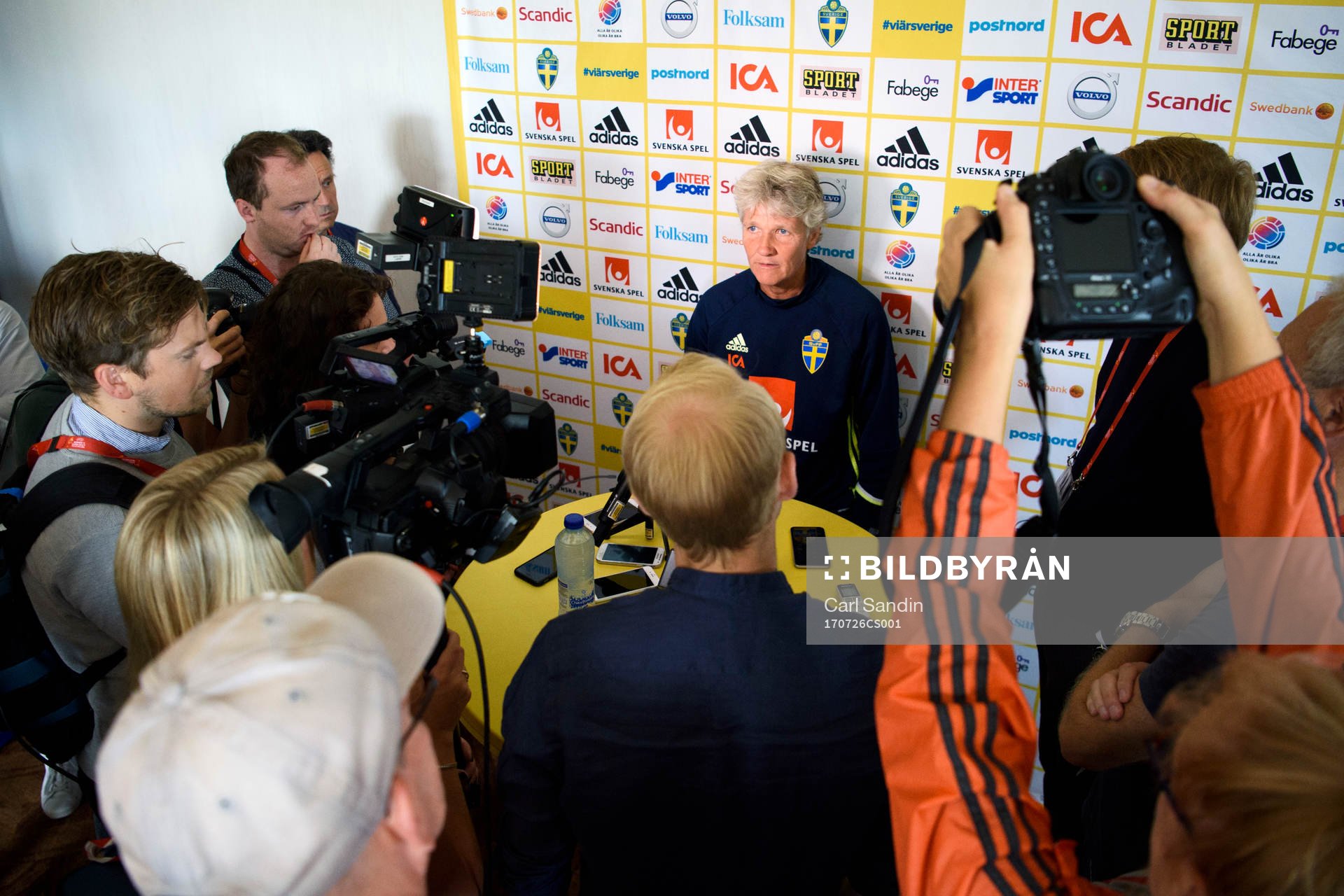 Förbundskapten Pia Sundhage blir intervjuad på en